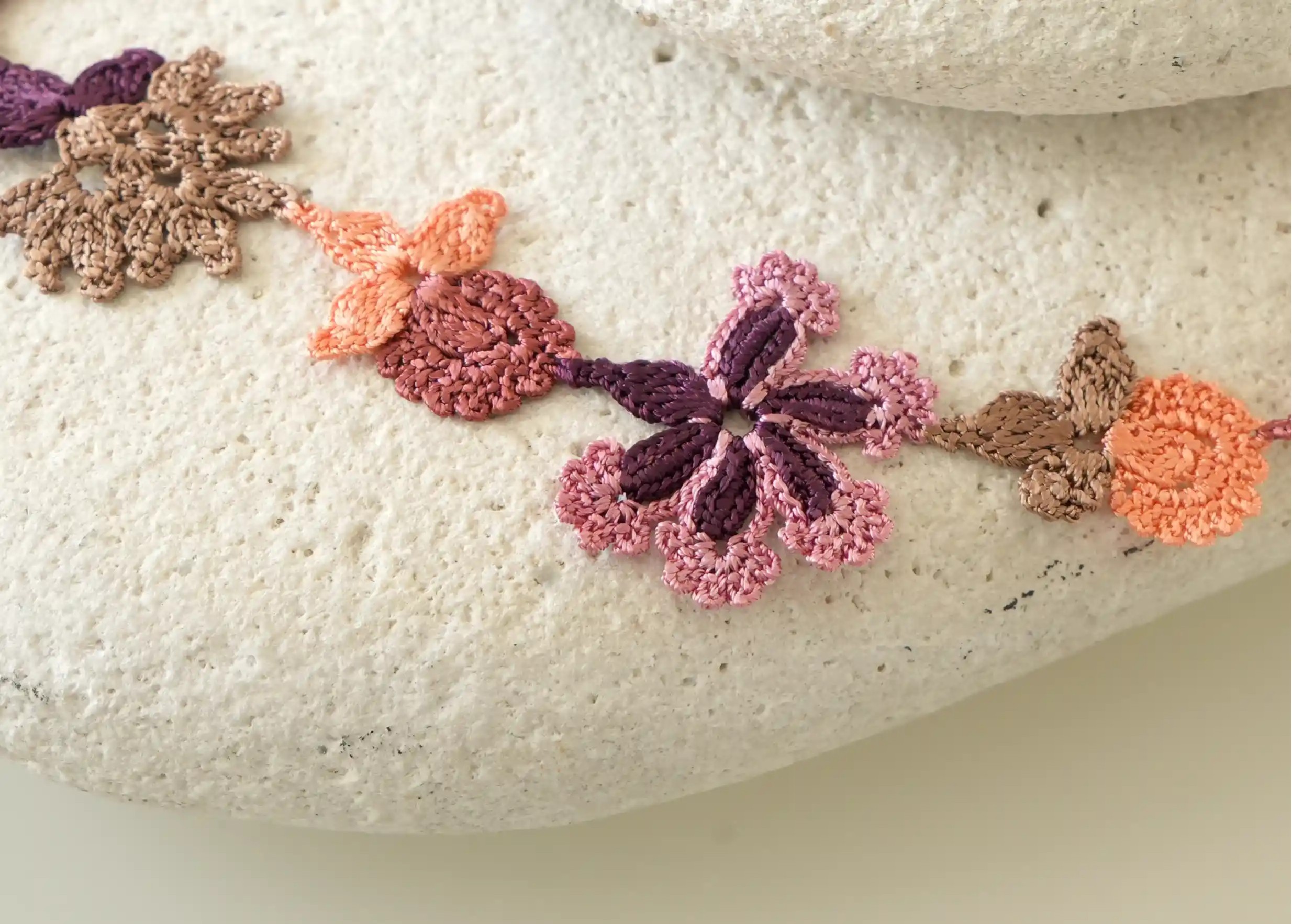 Zoom sur les détails du collier tour de cou en dentelle coloris 'Wood', marque Karawan authentic