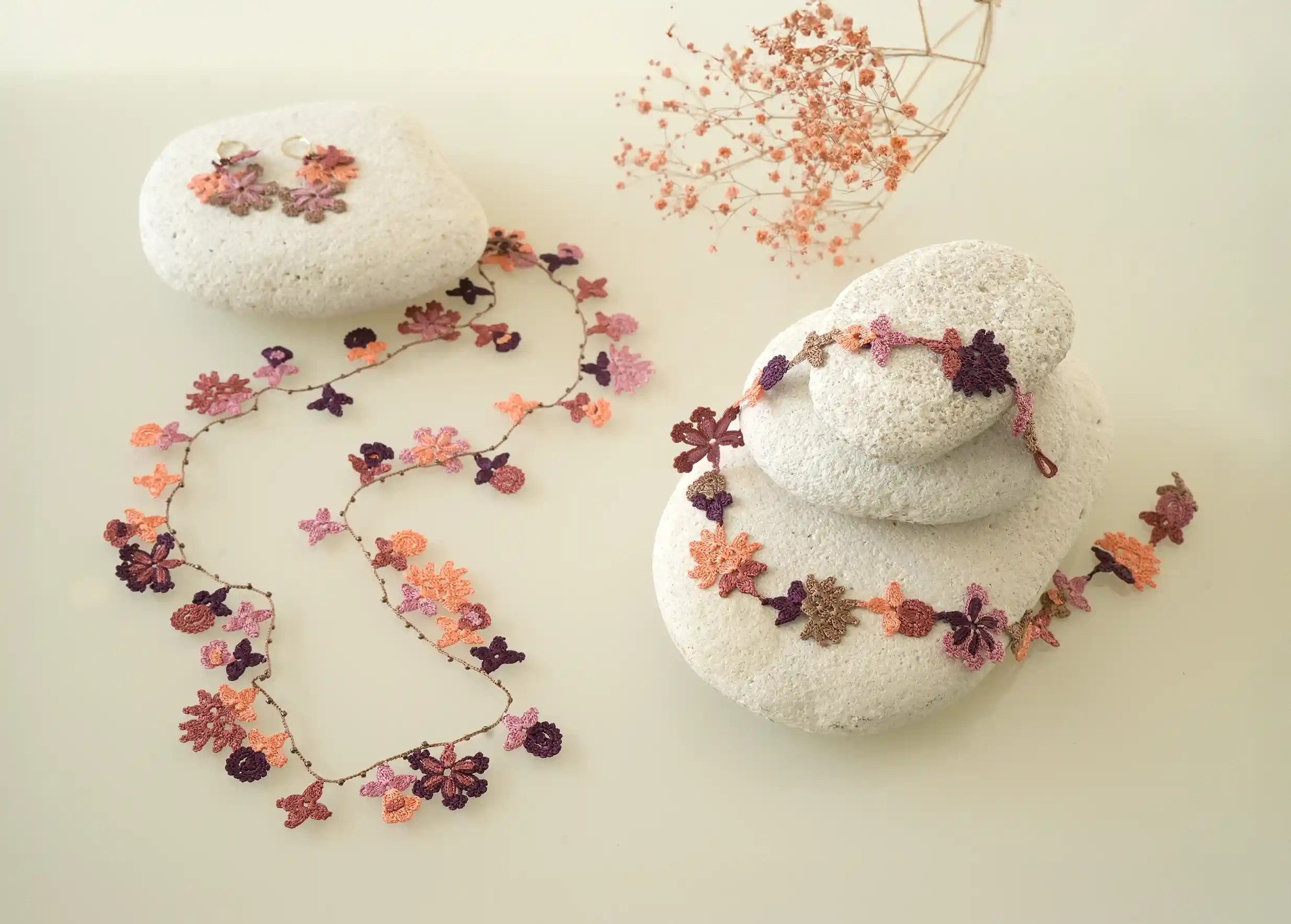 Photo de la gamme Bloom, coloris 'Wood', colliers et boucles d'oreilles aux motifs floraux
