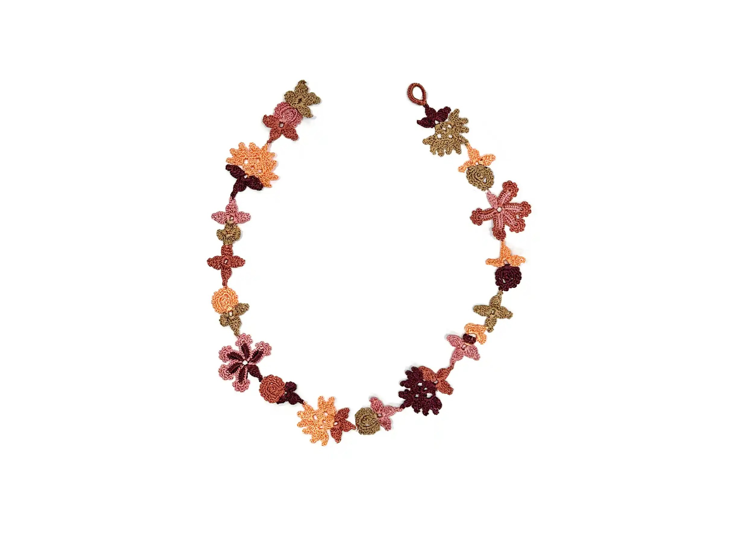 Collier tour de cou en dentelle, au motif floral et coloris 'Wood', photo prise sur fond blanc