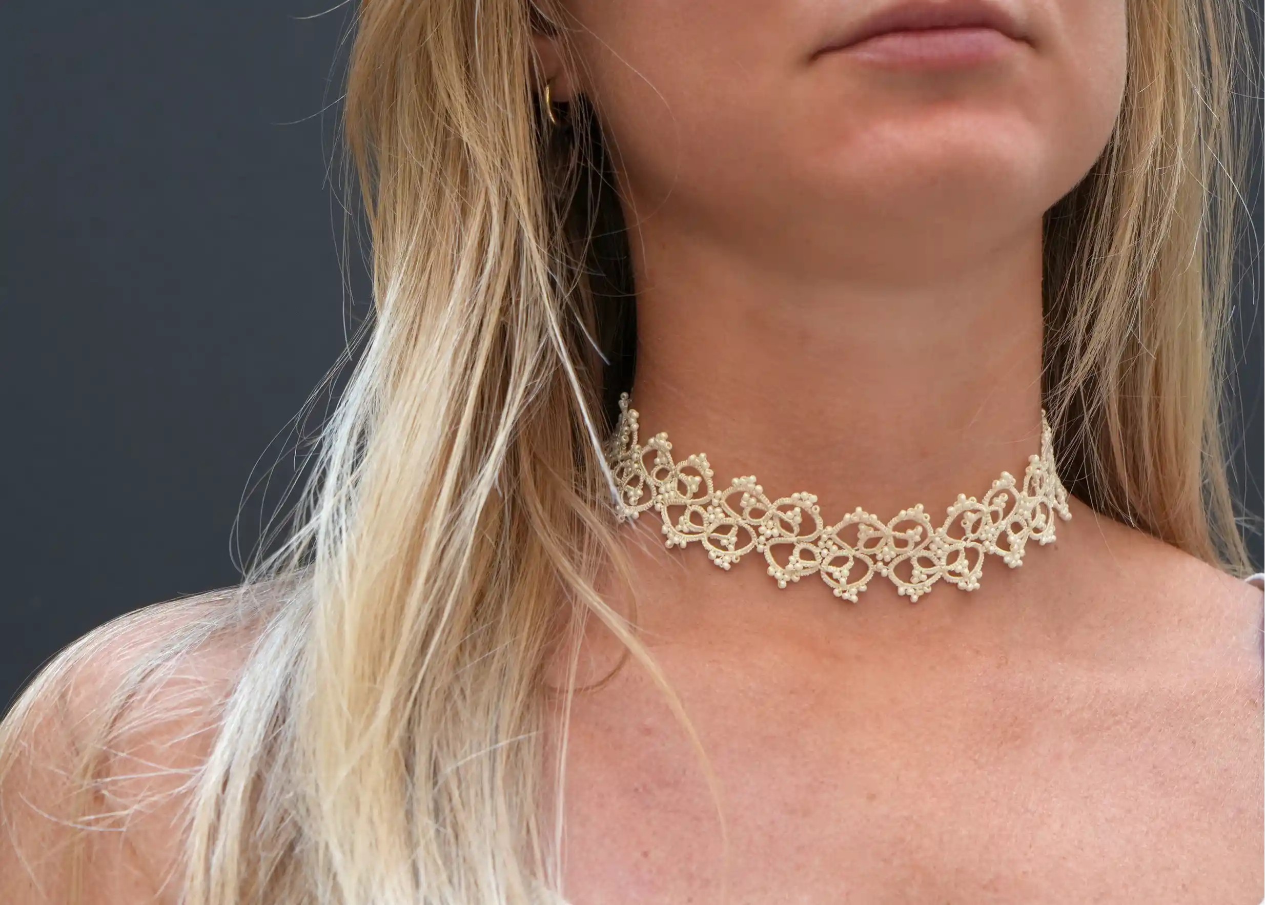 Jeune femme portant un collier ras de cou Choker, en dentelle, fait main