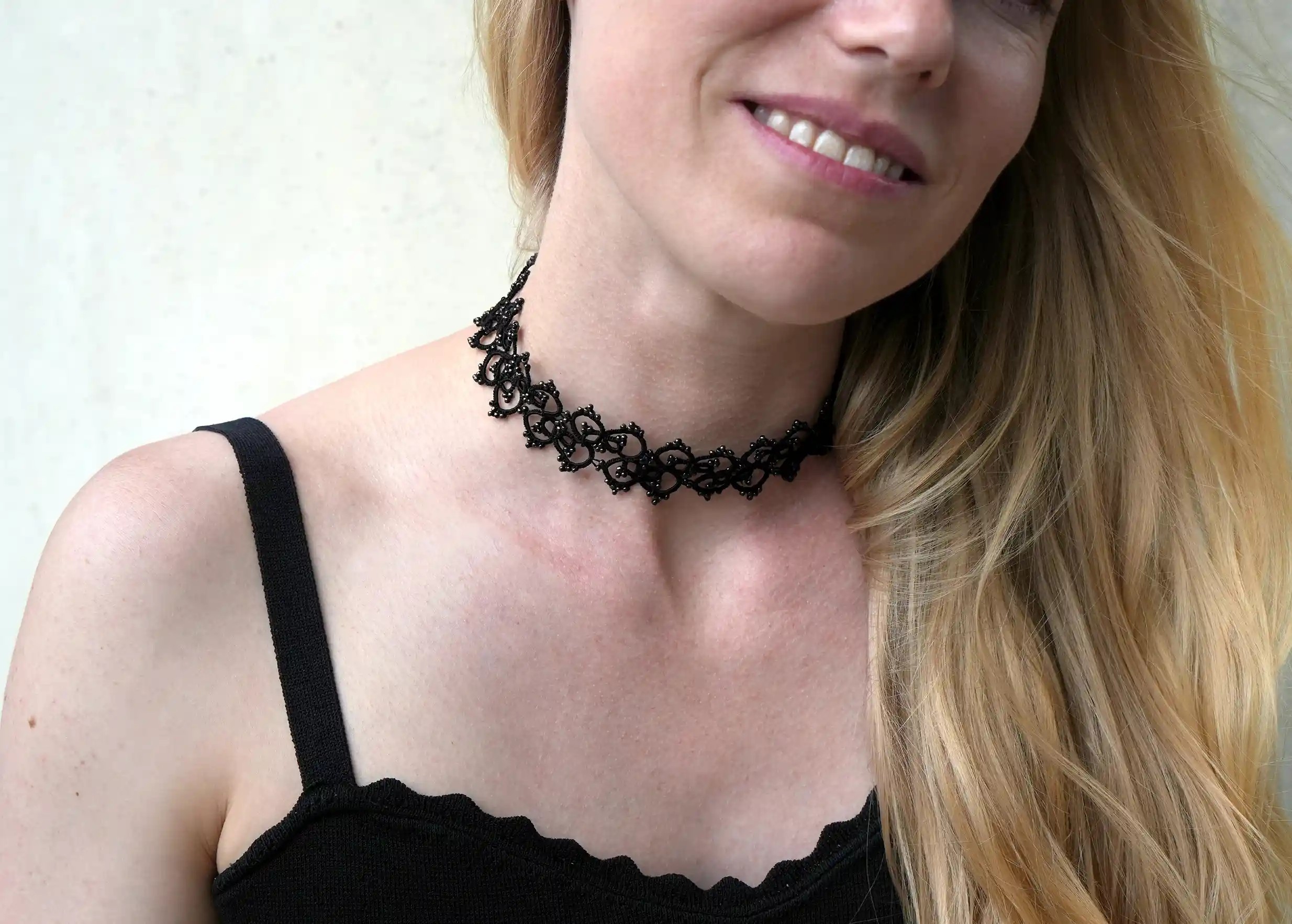 Jeune femme portant un collier ras de cou Choker coloris noir, en dentelle, fait main