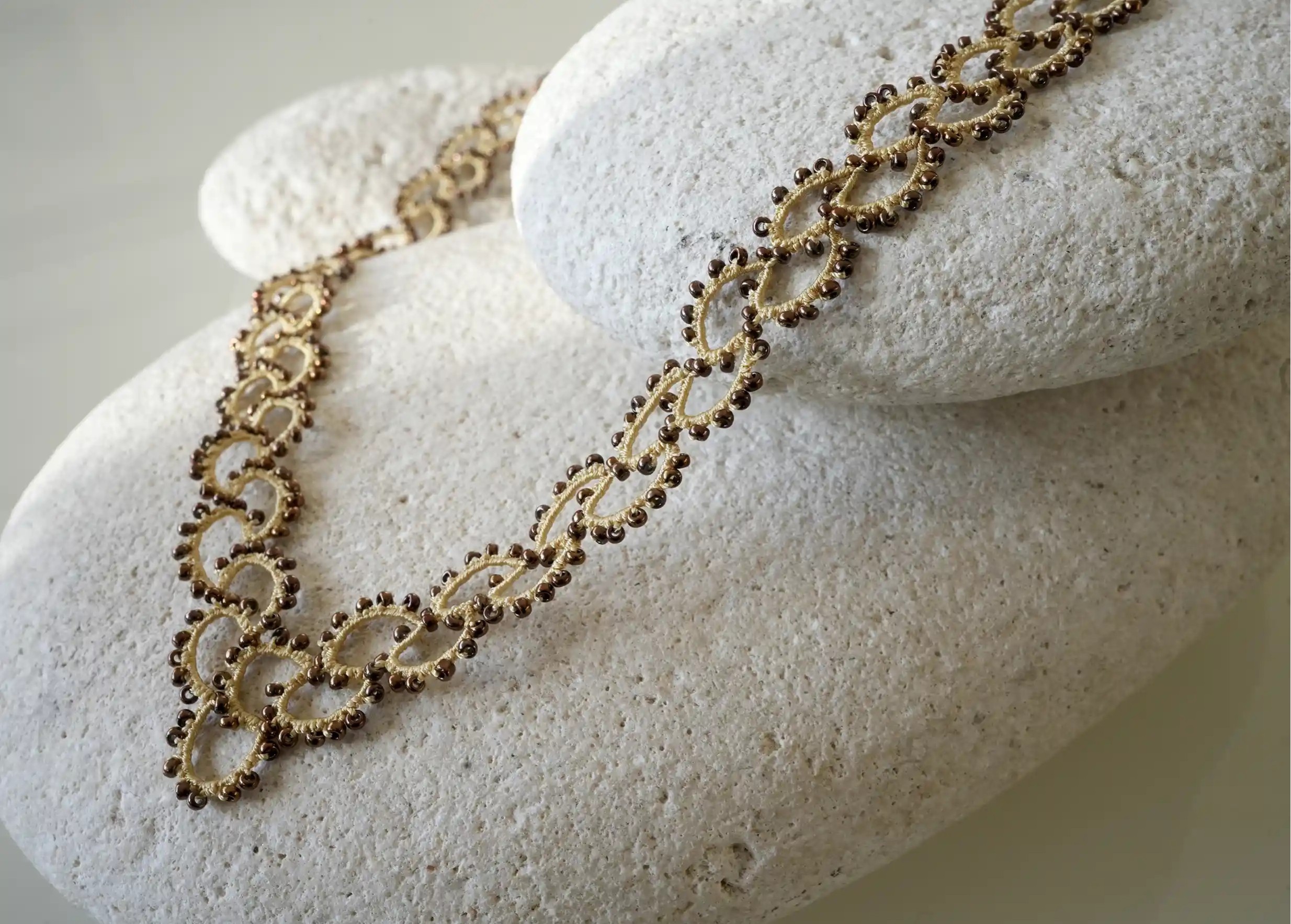 Collier en dentelle et perles réalisé à la main, modèle Seed et coloris beige et or