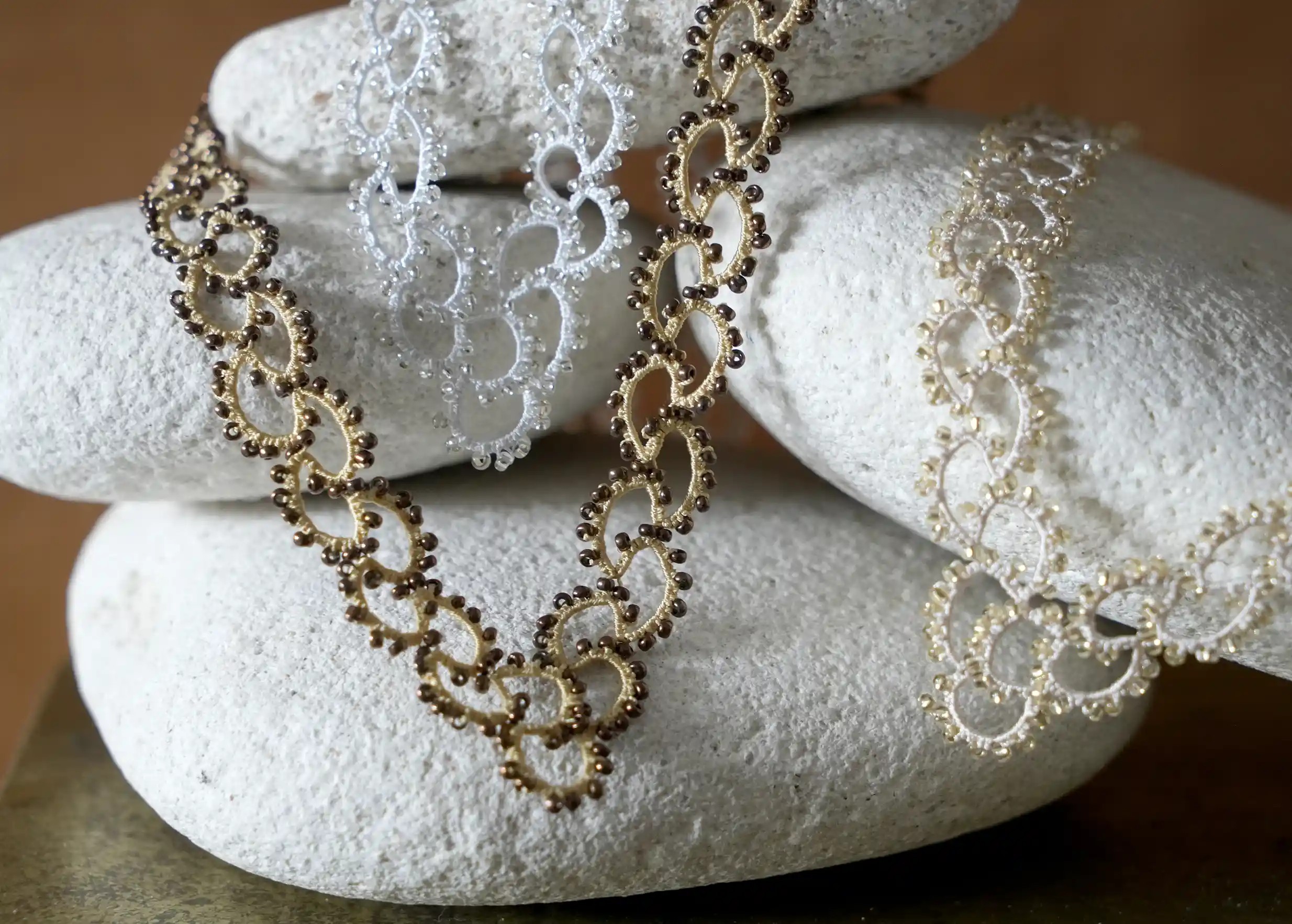 Trio de colliers en dentelle et perles réalisé à la main, modèle Seed, marque Karawan