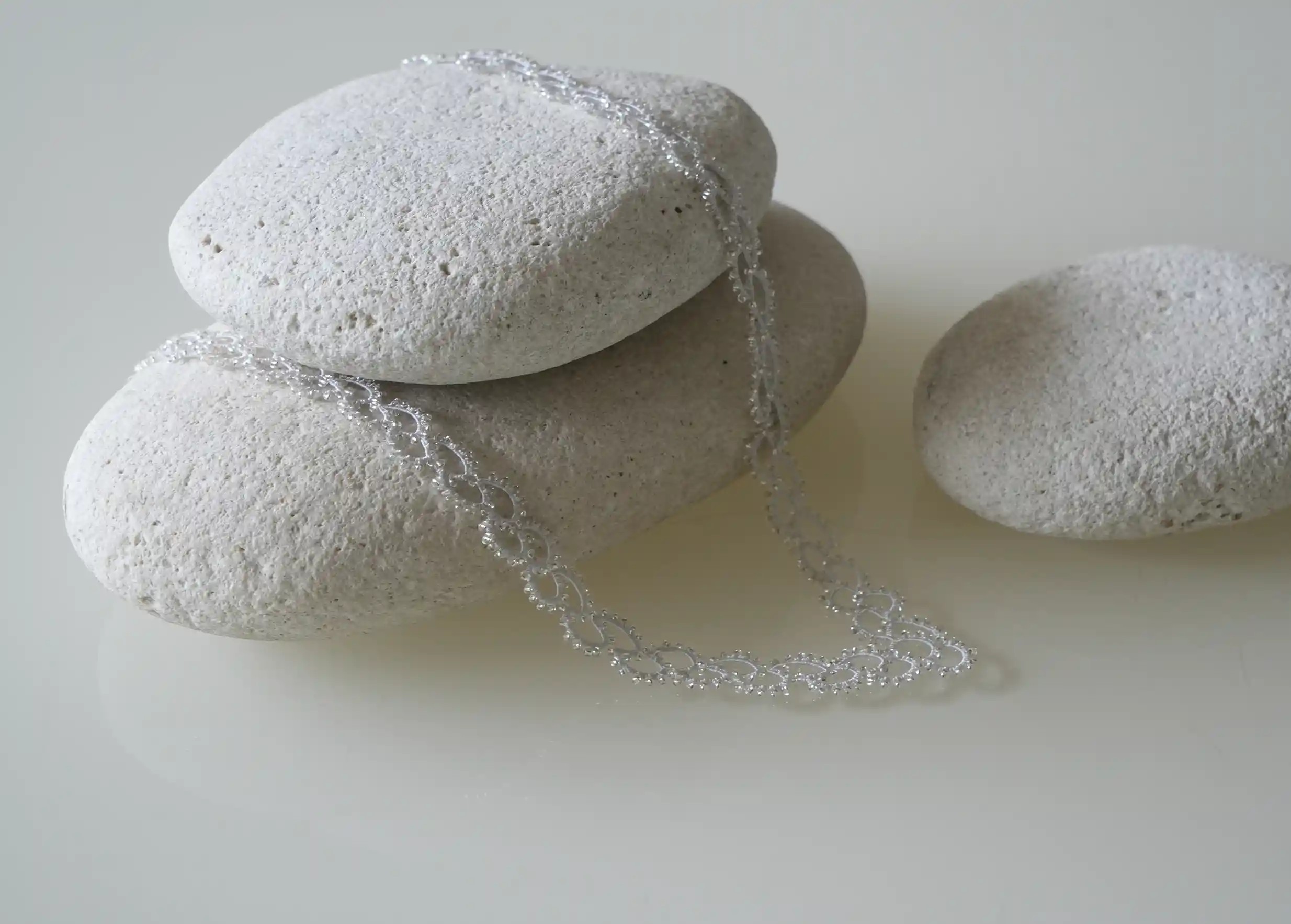 Collier en dentelle et perles réalisé à la main, modèle Seed et coloris gris argent