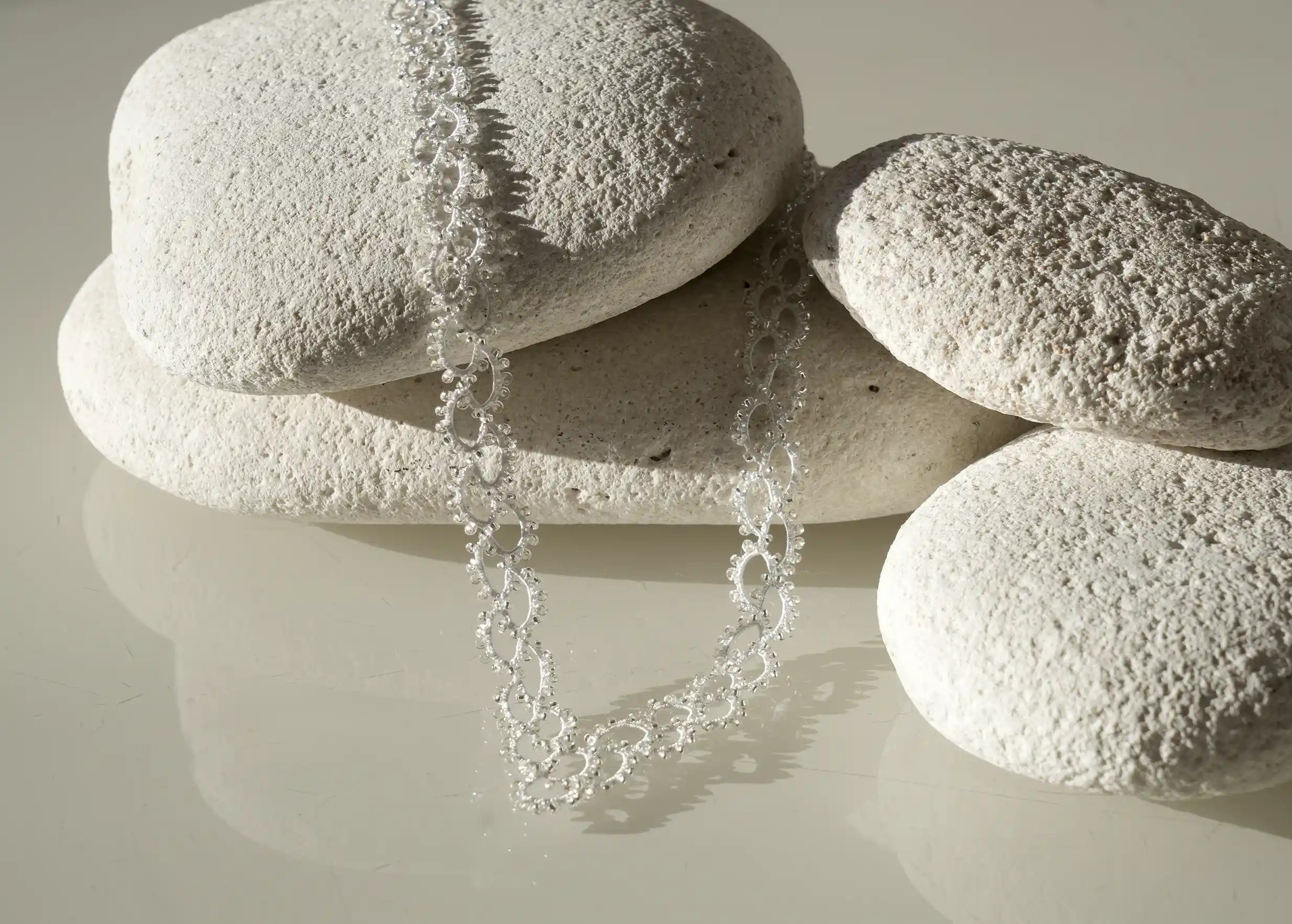 Collier en dentelle et perles réalisé à la main, modèle Seed et coloris beige et or, marque Karawan