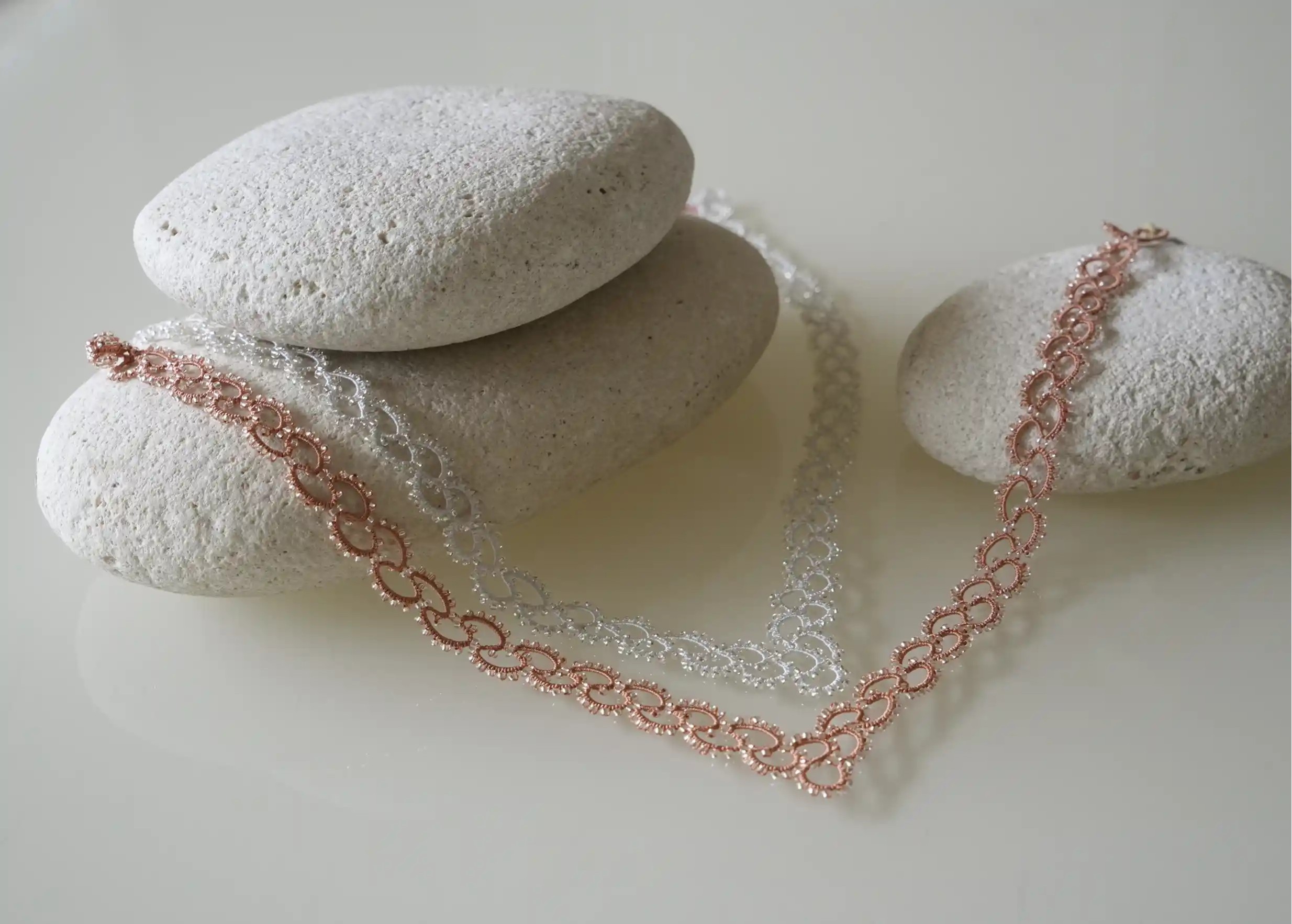 Duo de colliers en dentelle et perles réalisé à la main, modèle Seed, marque Karawan