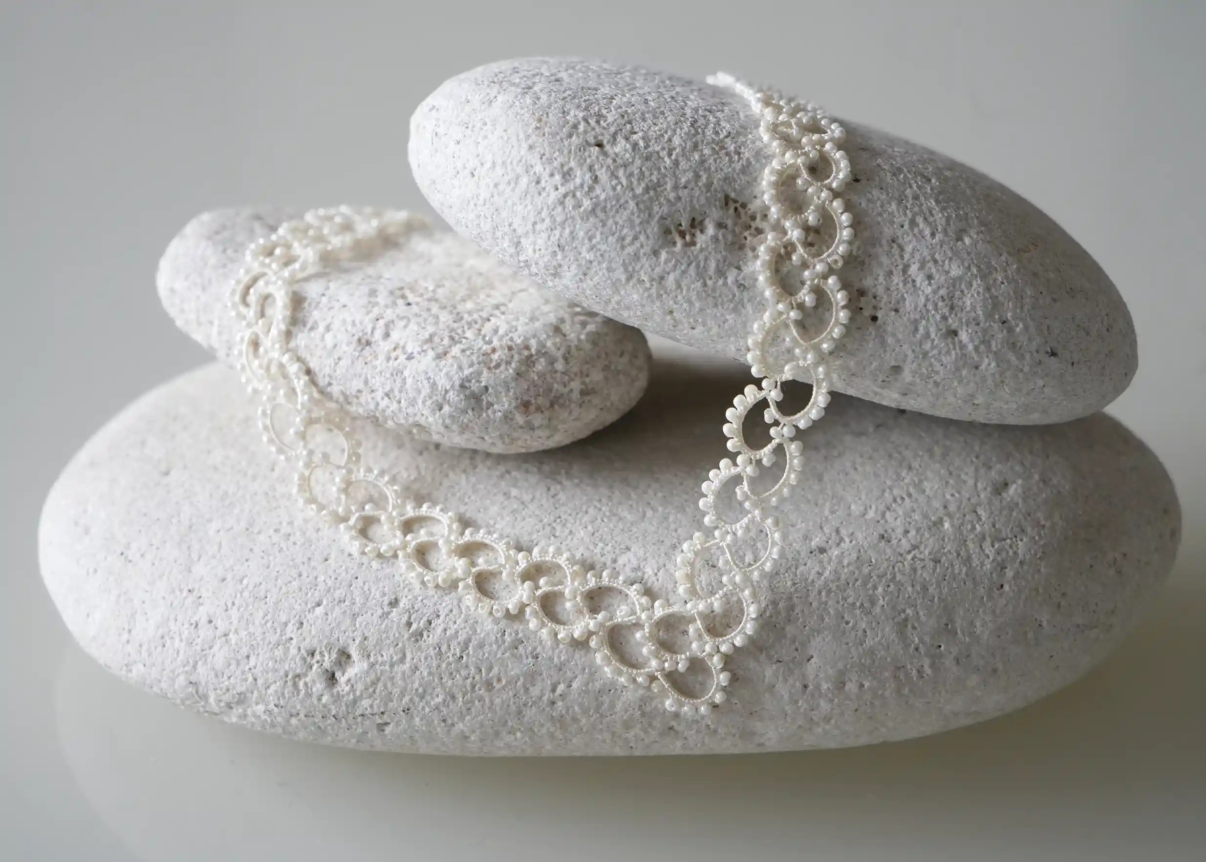 Collier en dentelle et perles réalisé à la main, modèle Seed et coloris ivoire clair