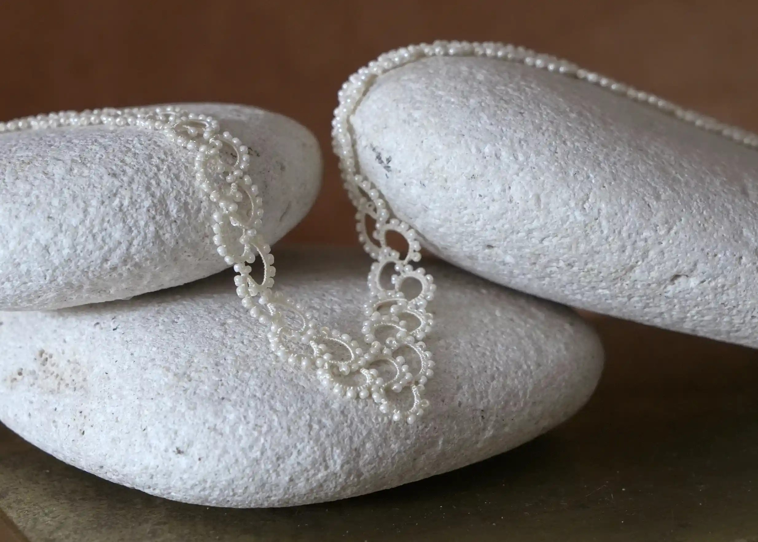 Détails du collier en dentelle et perles réalisé à la main, modèle Seed et coloris ivoire clair