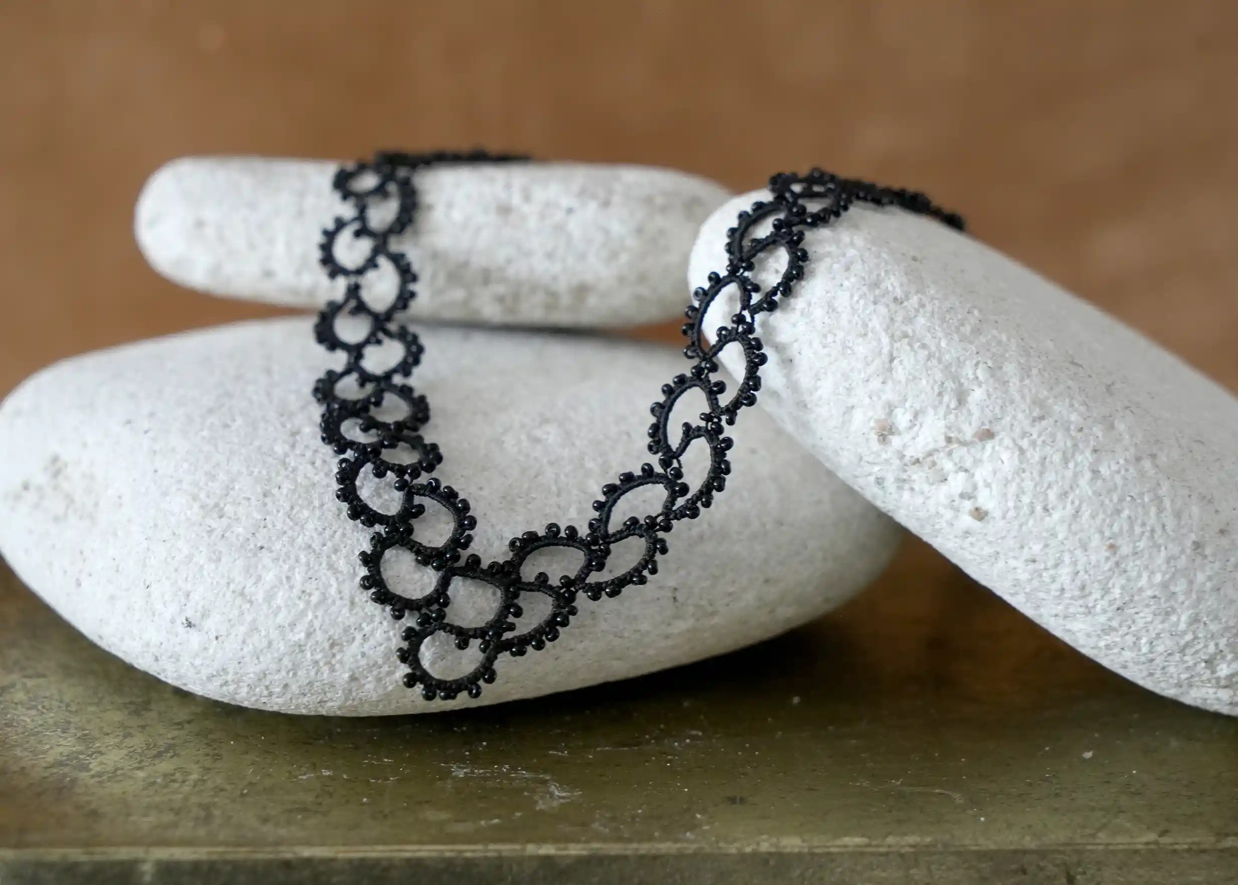 Collier en dentelle et perles réalisé à la main, modèle Seed et coloris noir