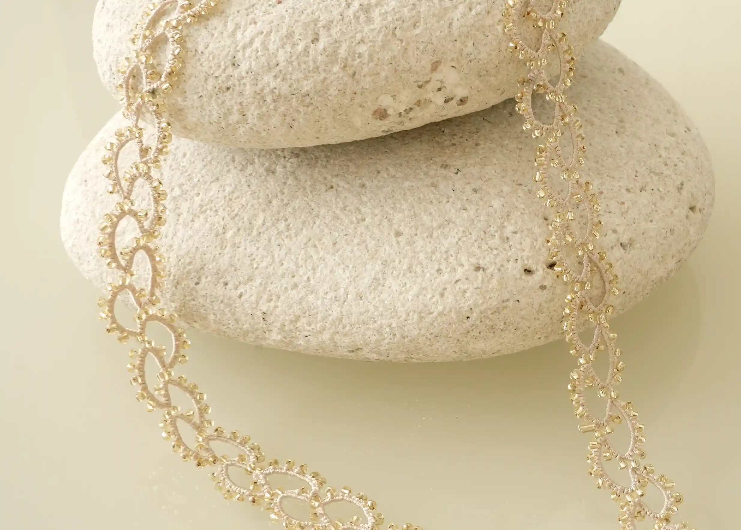 Collier en dentelle et perles réalisé à la main, modèle Seed et coloris or et transparent, karawan