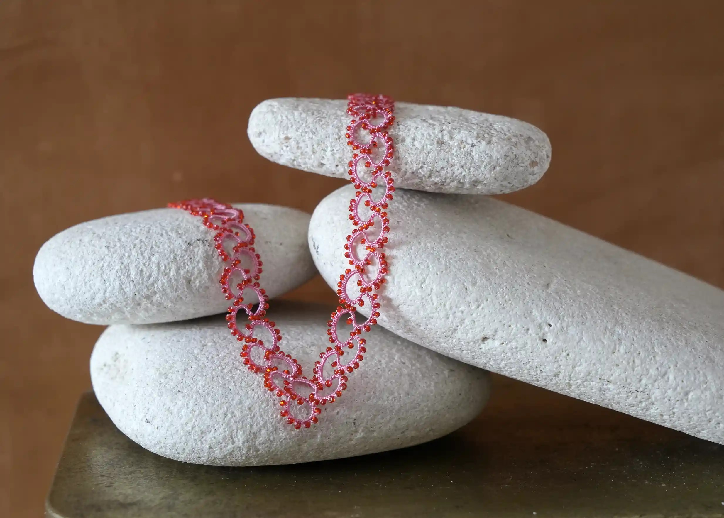 Collier en dentelle et perles réalisé à la main, modèle Seed et coloris rose et rouge