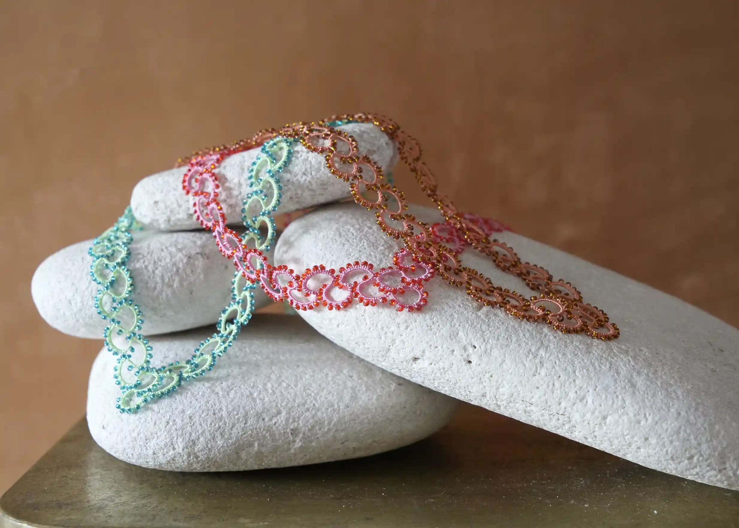 Trio de colliers en dentelle et perles réalisé à la main, modèle Seed, marque Karawan, gamme clair