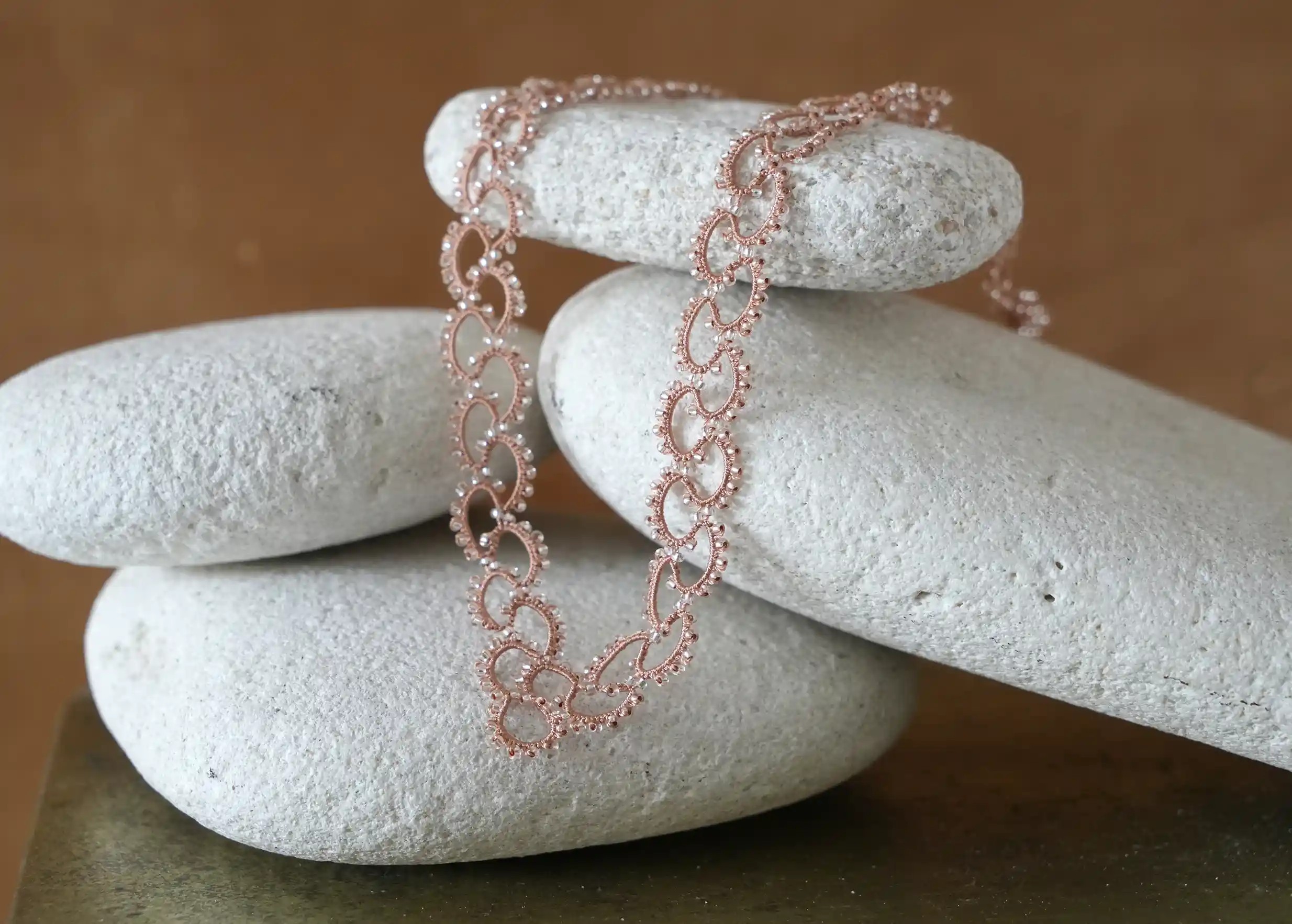 Collier en dentelle et perles réalisé à la main, modèle Seed et coloris terracotta et transparent