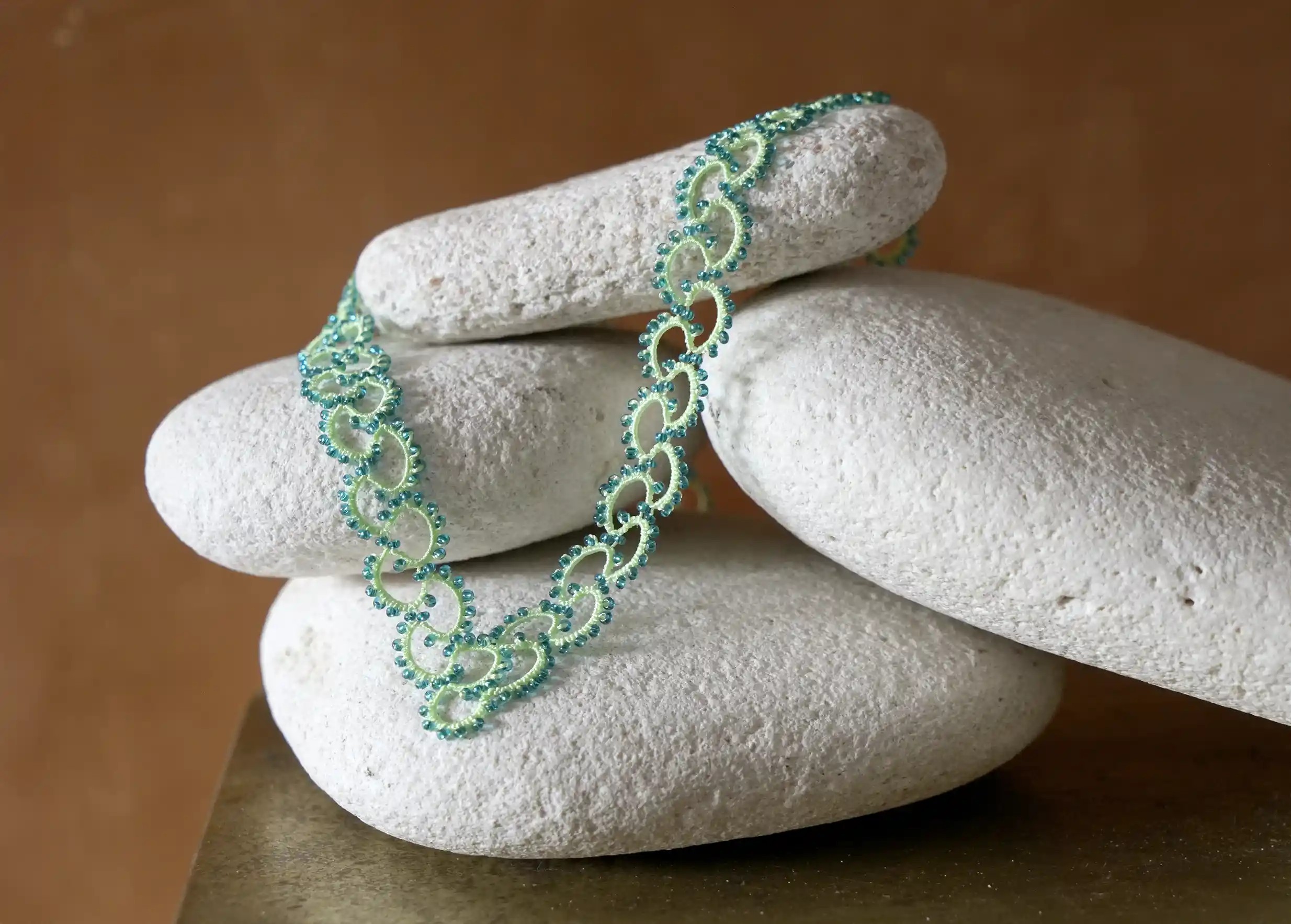 Collier en dentelle et perles réalisé à la main, modèle Seed et coloris vert et émeraude