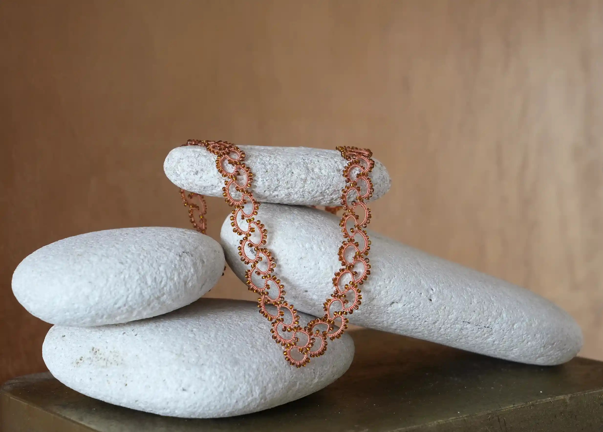 Collier en dentelle et perles réalisé à la main, modèle Seed et coloris orange et cuivre