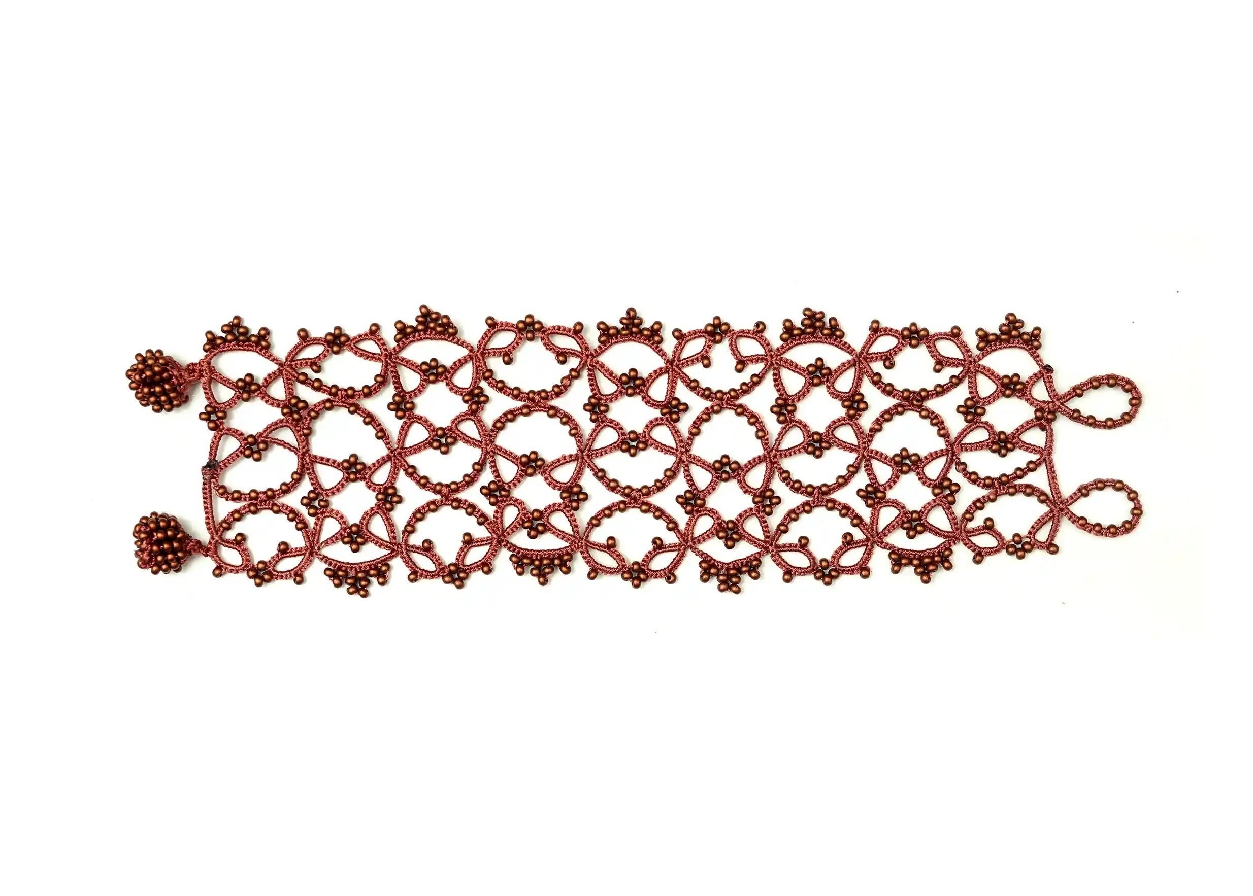 Bracelet manchette large en dentelle, modèle Crown, photo prise sur fond blanc
