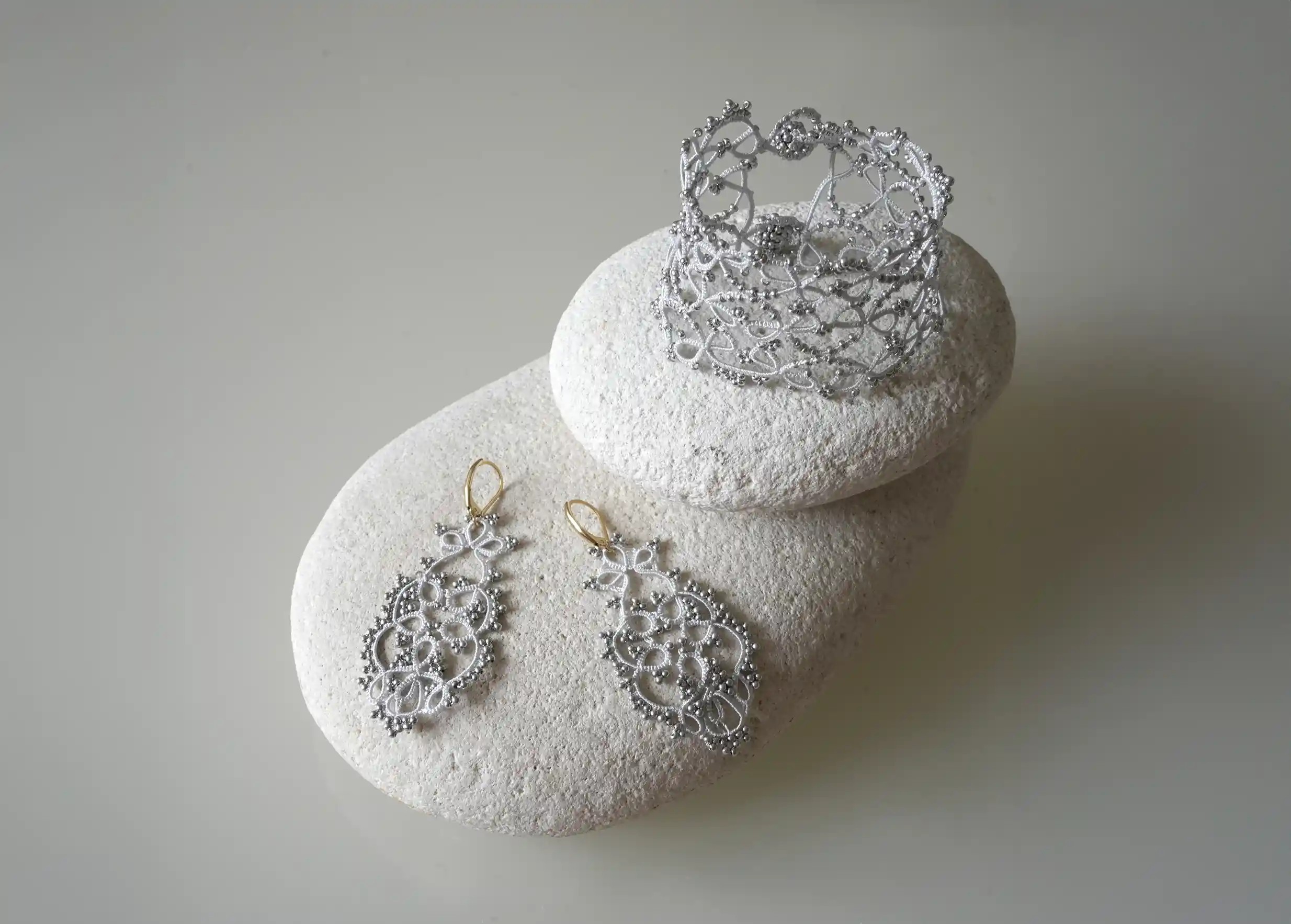Bracelet manchette large et boucles d'oreilles en dentelle, modèle Crown et coloris gris argent