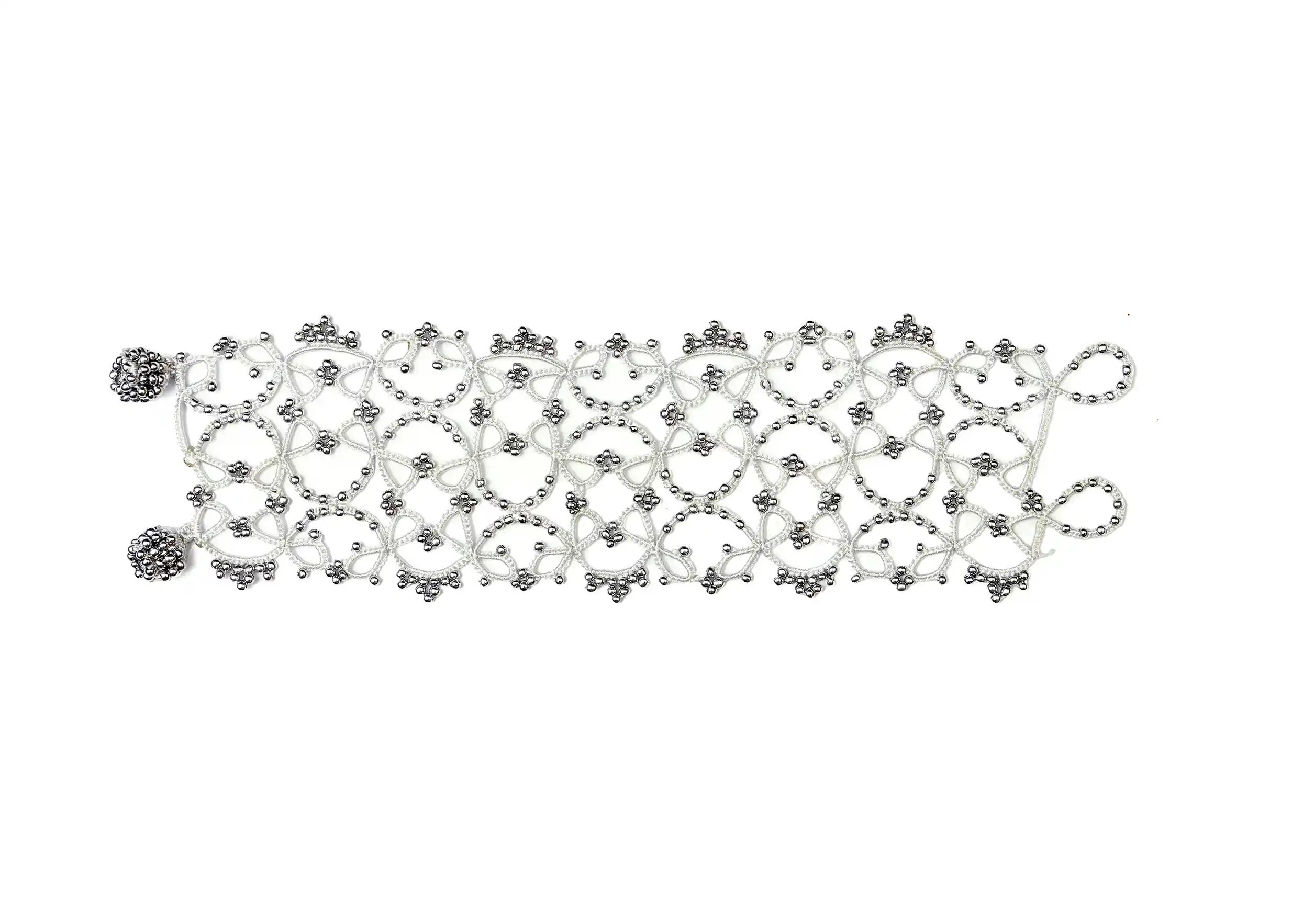 Bracelet manchette large en dentelle, modèle Crown coloris gris argent, photo prise sur fond blanc