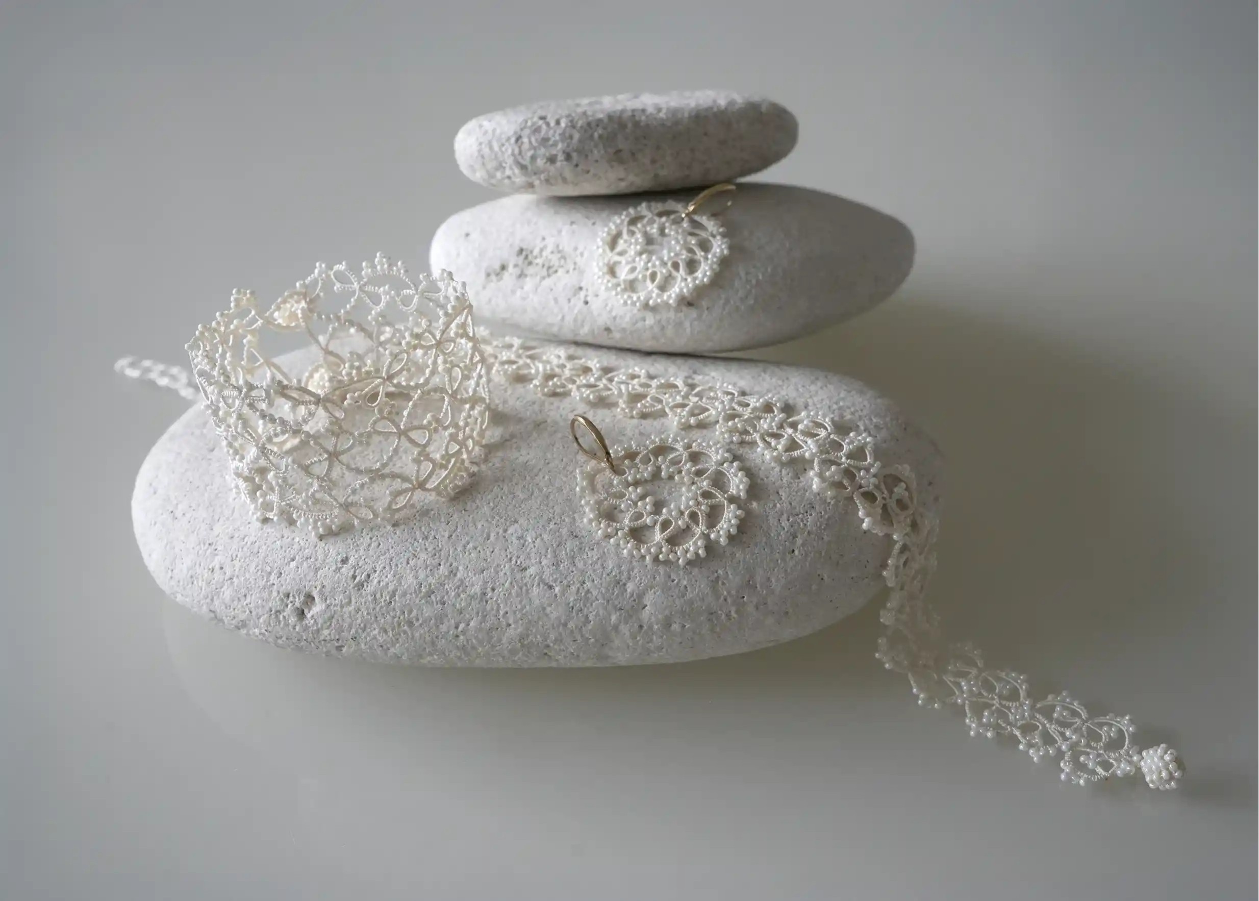 Wide cuff bracelet and lace earrings, Crown model in light ivory