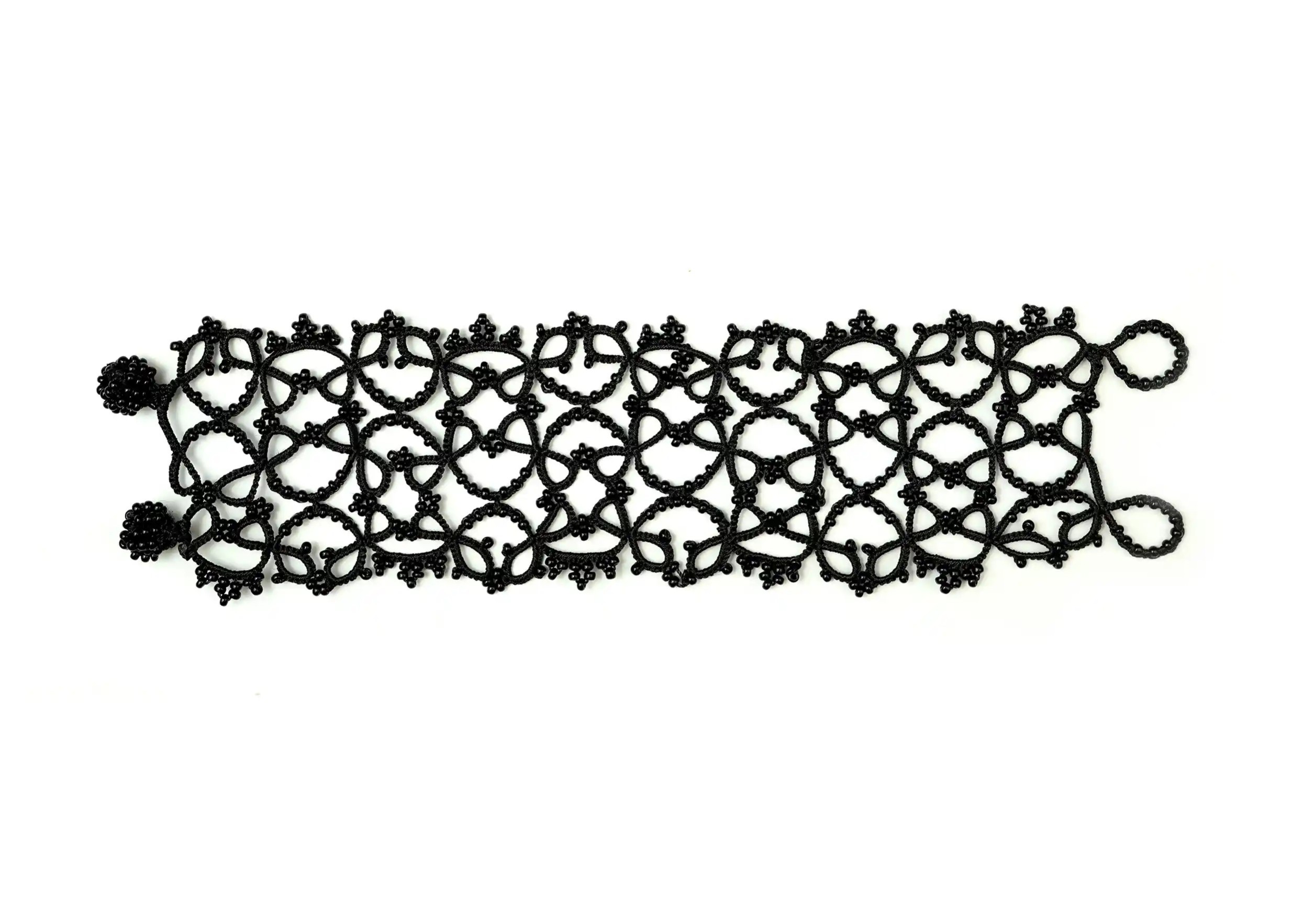 Bracelet manchette large en dentelle, modèle Crown coloris noir, photo prise sur fond blanc