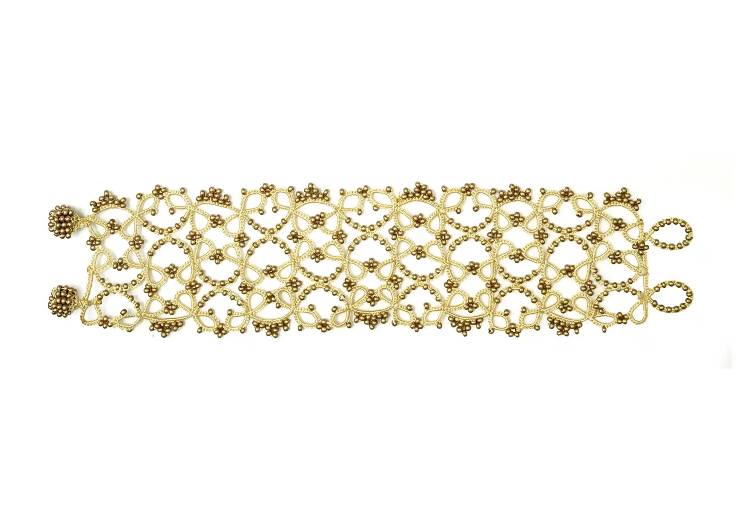 Bracelet manchette large en dentelle, modèle Crown coloris or mat, photo prise sur fond blanc