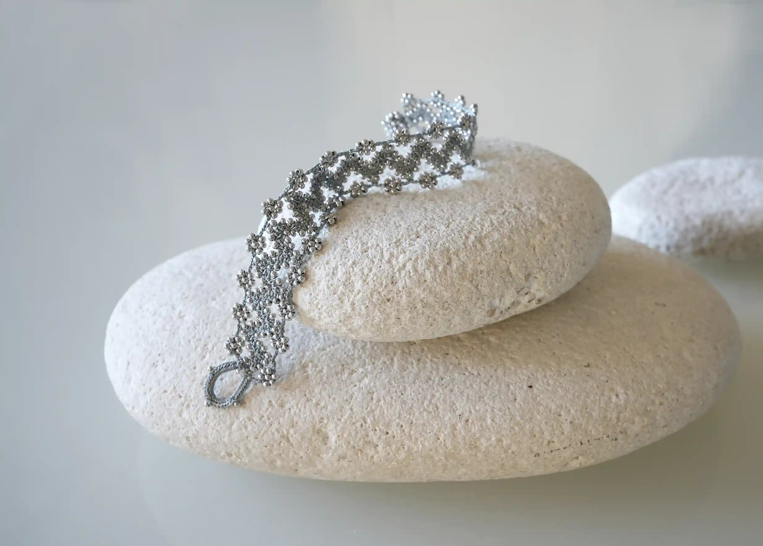 Bracelet textile en fil et perles, avec des motifs graphiques, modèle Ribbon coloris bleu glacier