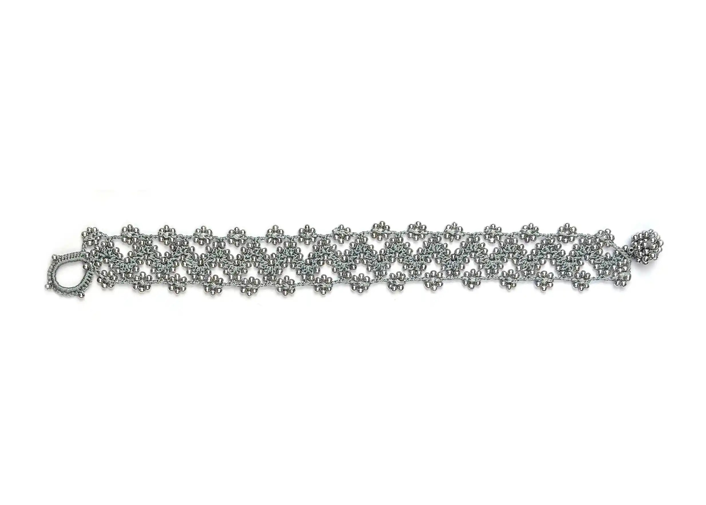 Bracelet textile en fil et perles, modèle Ribbon coloris bleu glacier, photo prise sur fond blanc