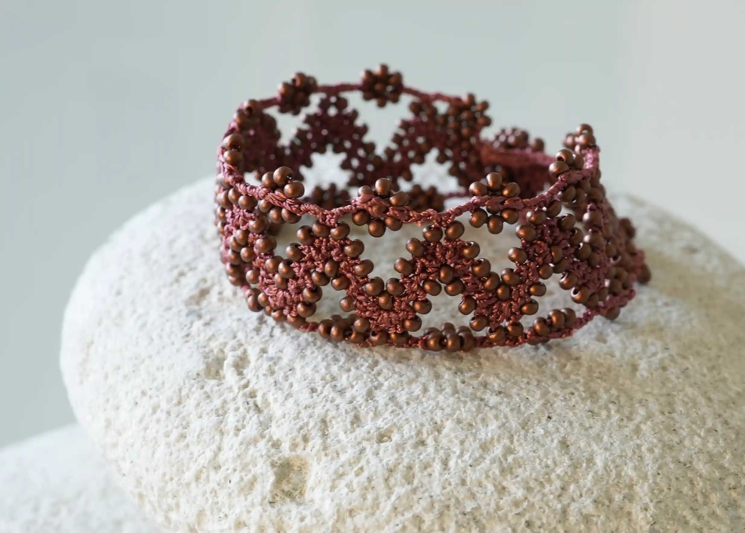 Bracelet textile en fil et perles, avec des motifs graphiques, modèle Ribbon coloris cuivre mat