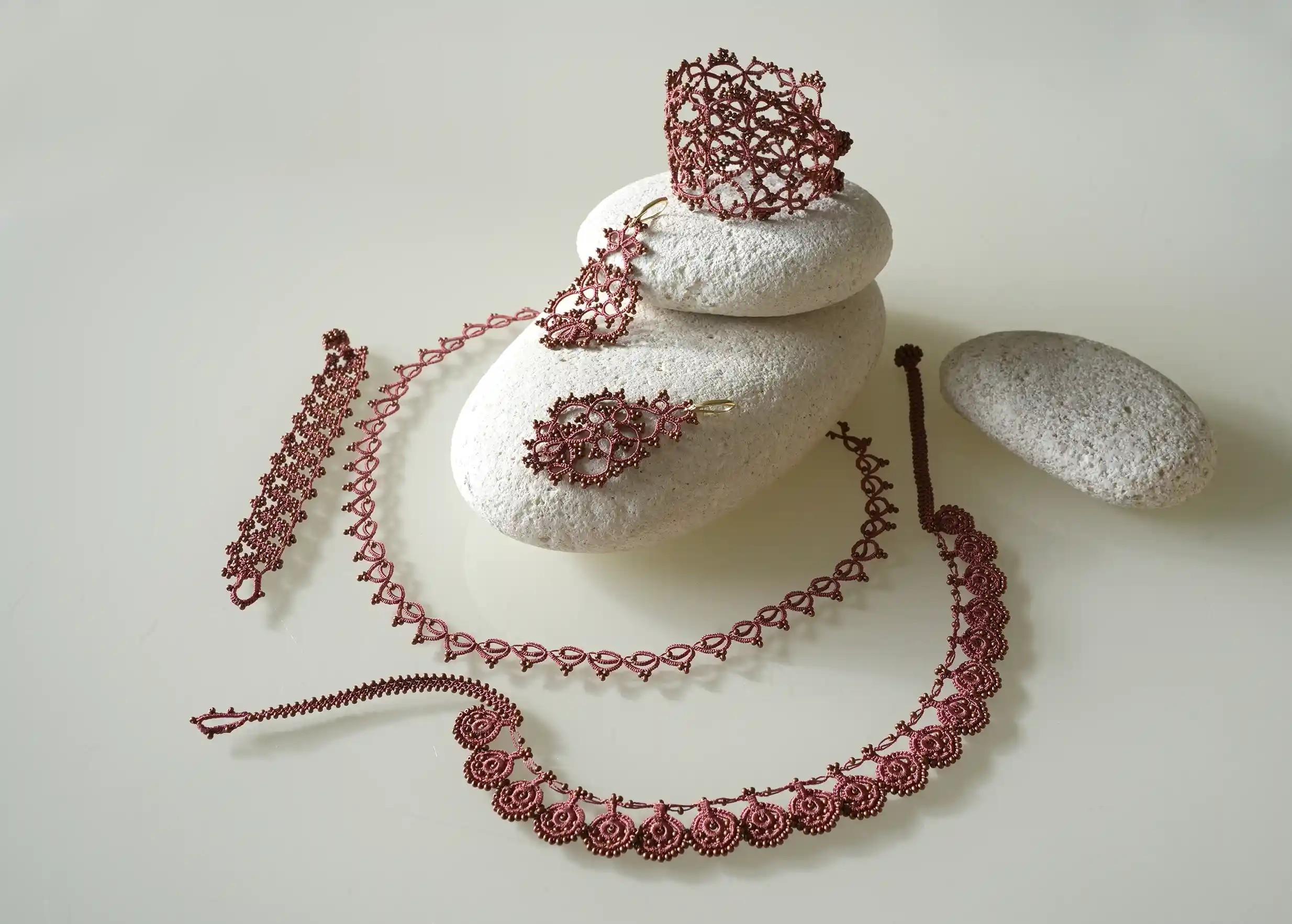 Ensemble de la gamme cuivre mat de bijoux textile en fil et perles, avec des motifs graphiques, modèle Ribbon