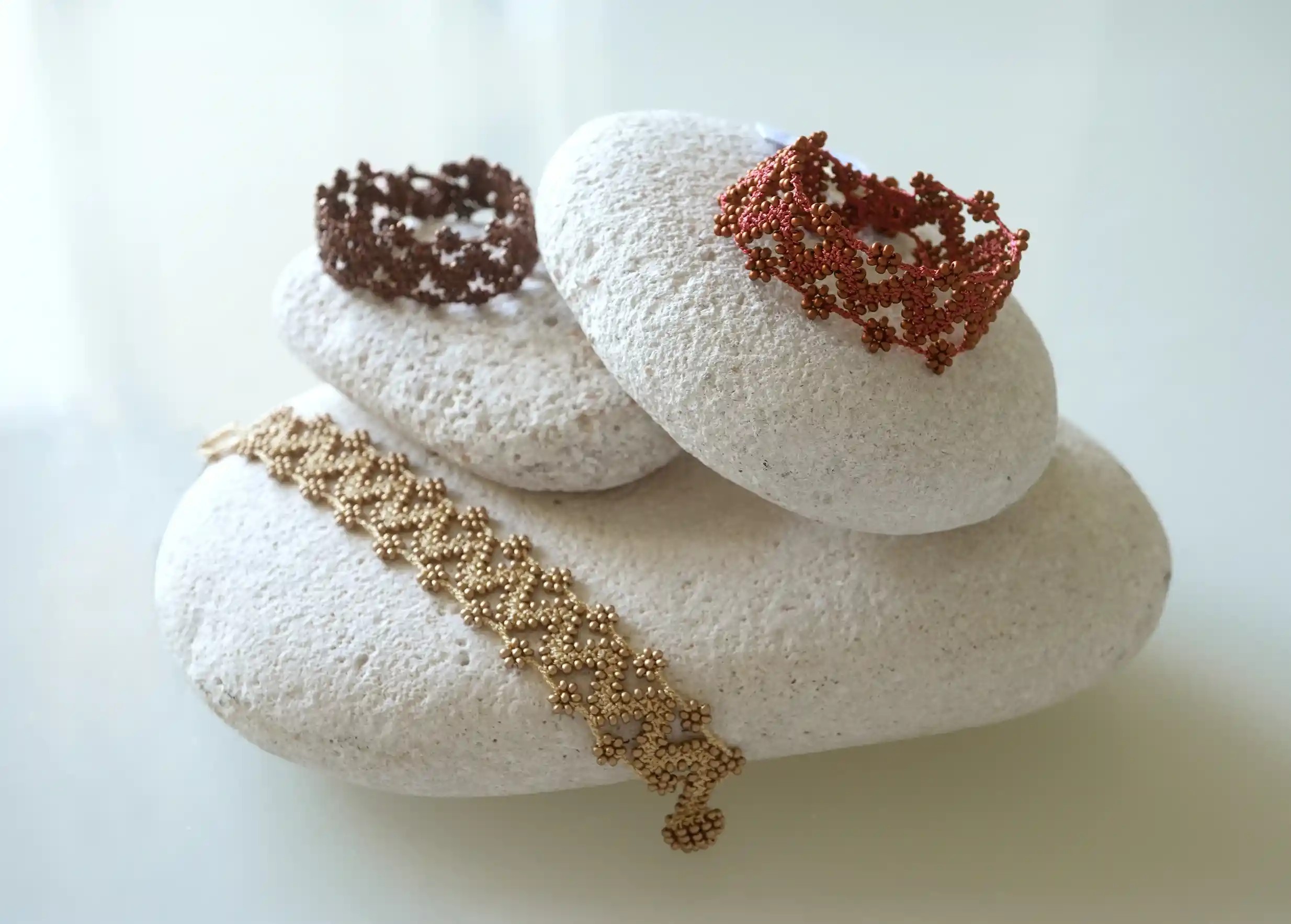Photo de l'ensemble de bracelets textile en fil et perles, avec des motifs graphiques, modèle Ribbon