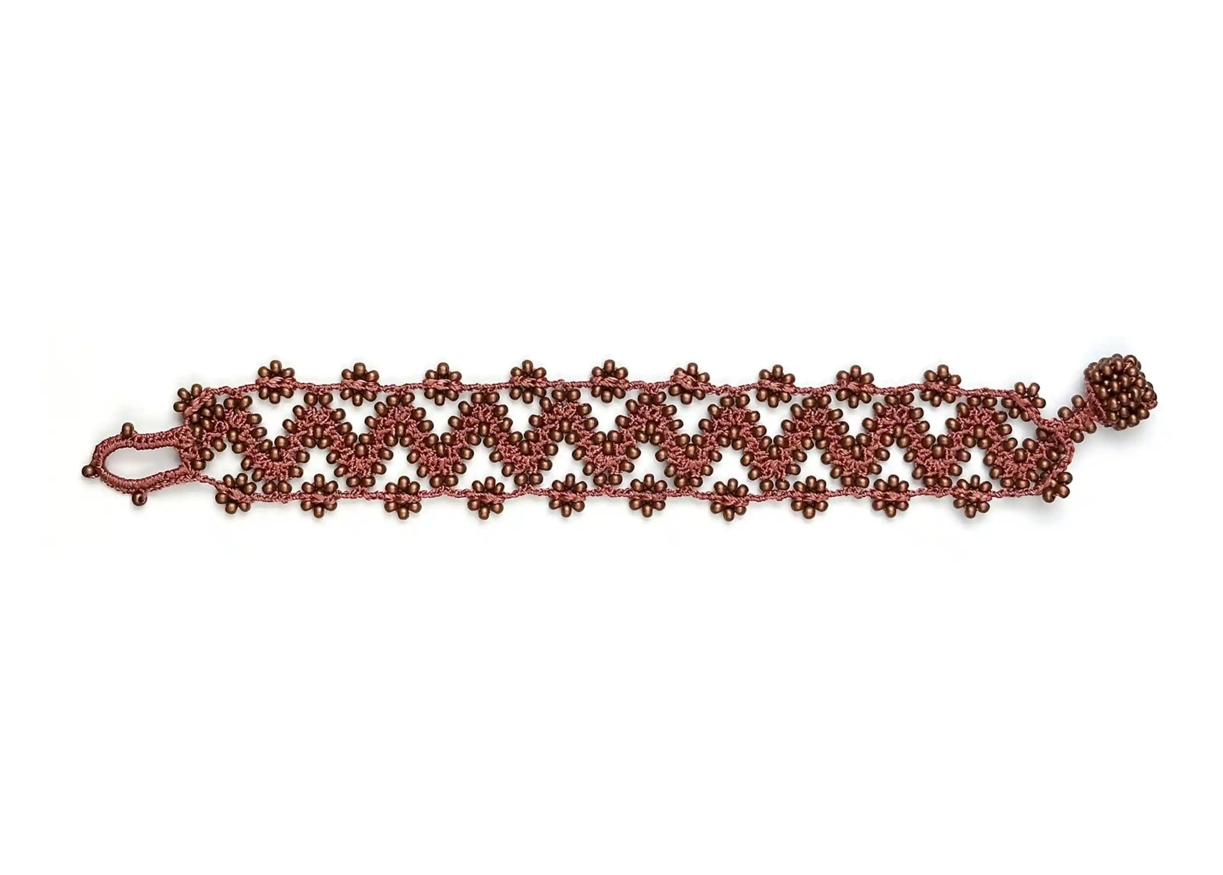 Bracelet textile en fil et perles, modèle Ribbon coloris cuivre mat, photo prise sur fond blanc