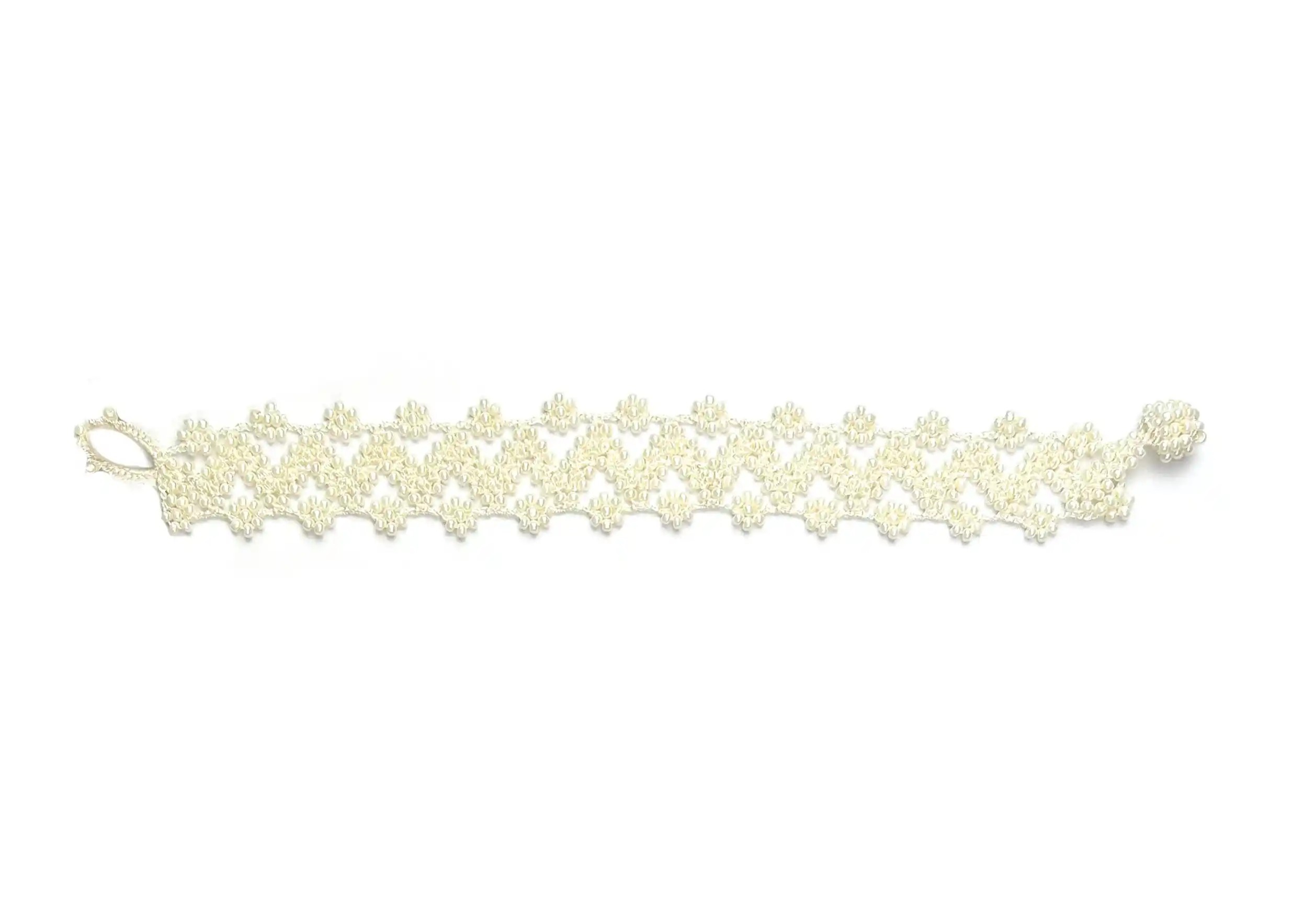 Bracelet textile en fil et perles, modèle Ribbon coloris ivoire clair, photo prise sur fond blanc