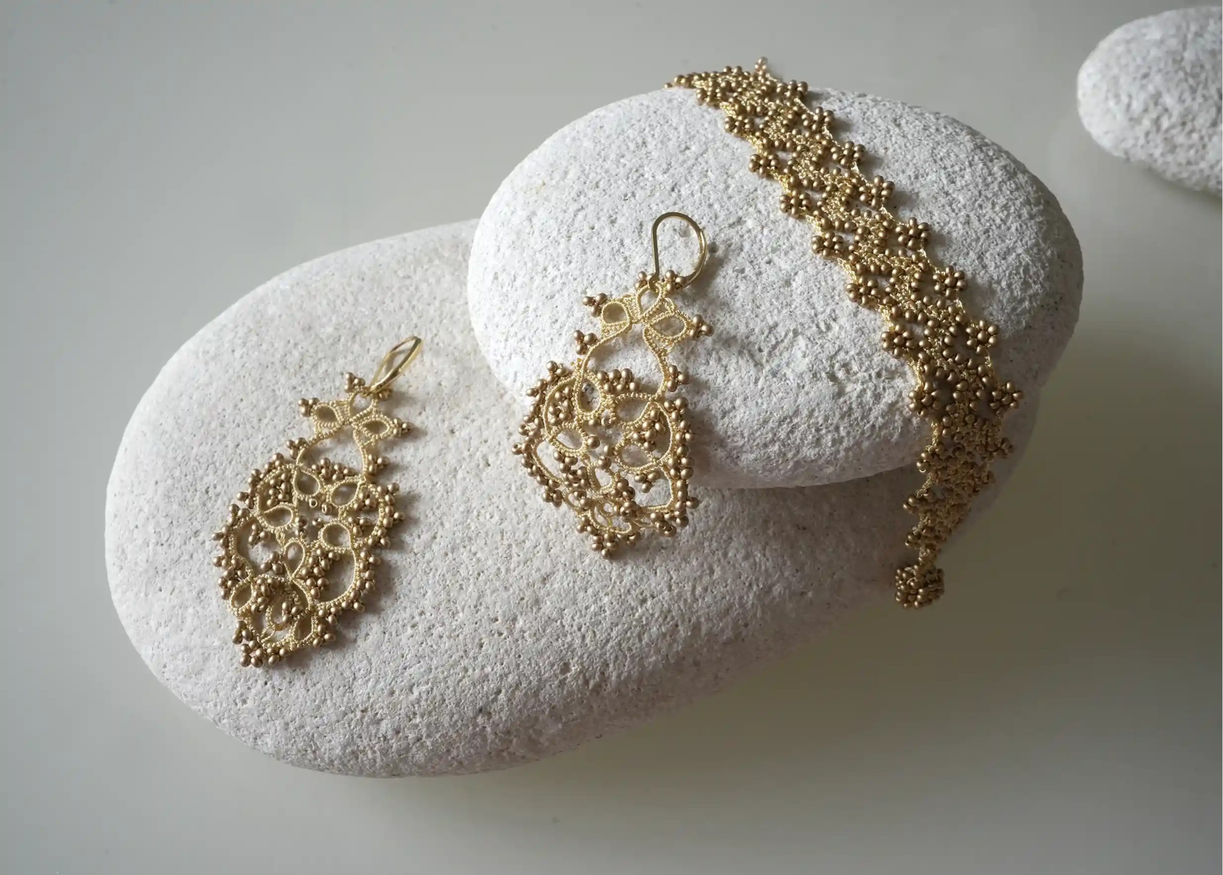 Boucles d'oreilles et bracelet coloris or mat, de la marque Karawan authentic