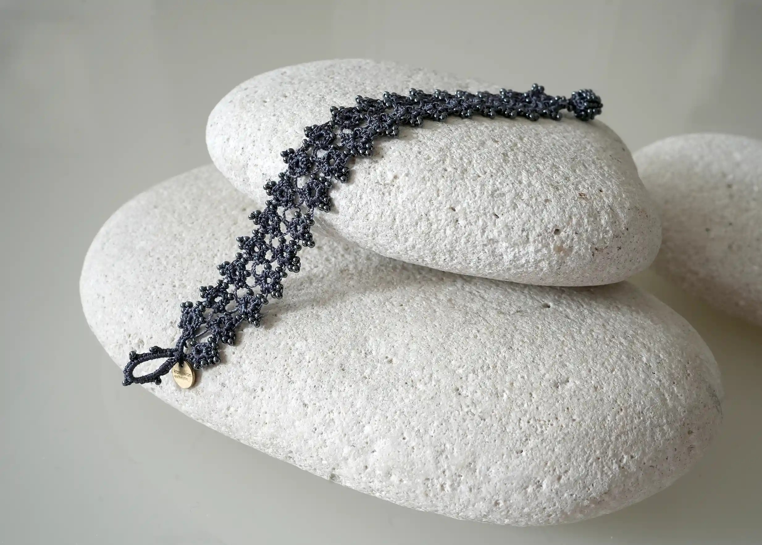 Zoom sur les details du bracelet textile en dentelle fait main,  Husnu, collection OYA, coloris bleu ardoise