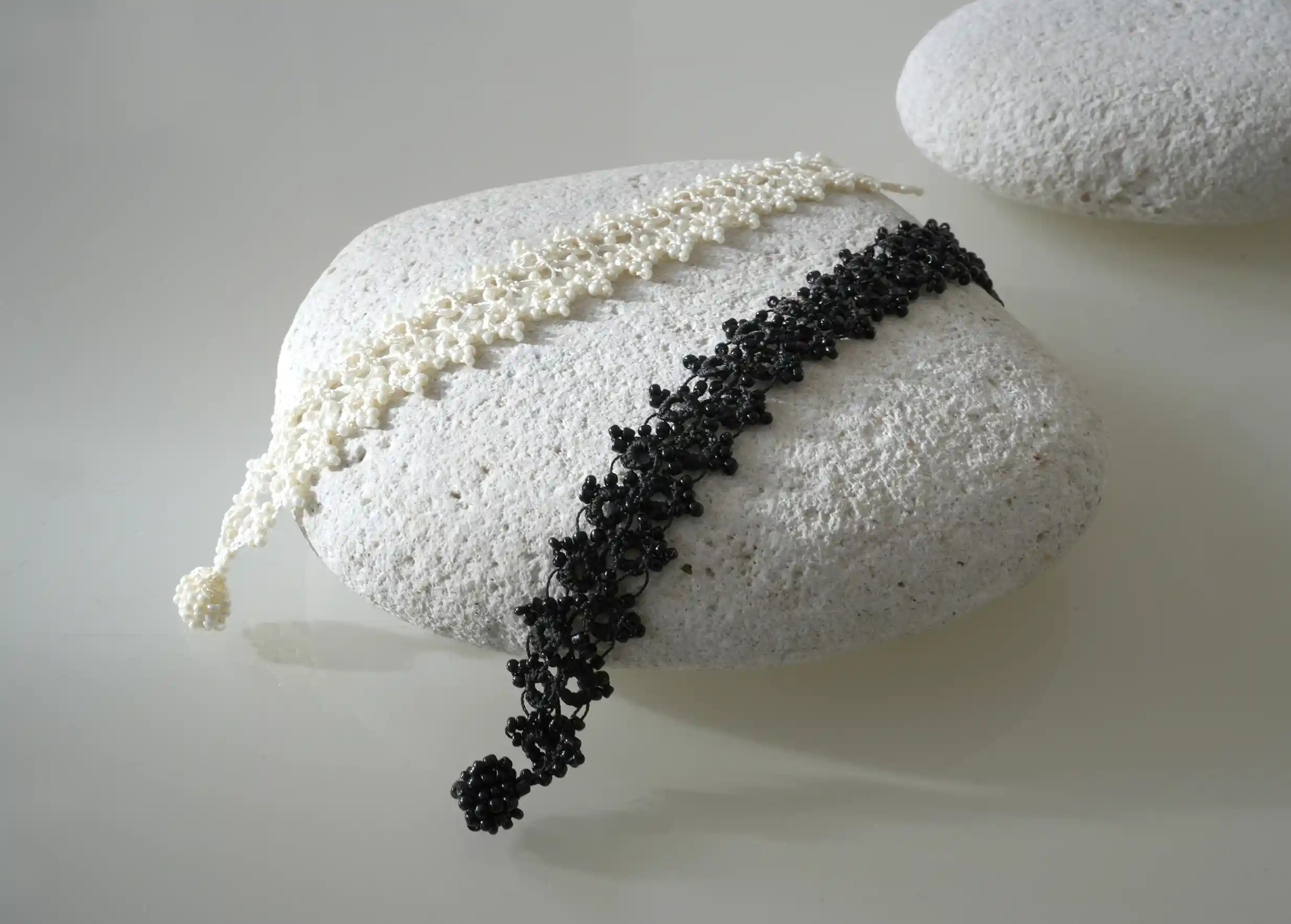 Duo de bracelets textiles en dentelle fait main,  modèle Husnu, collection OYA