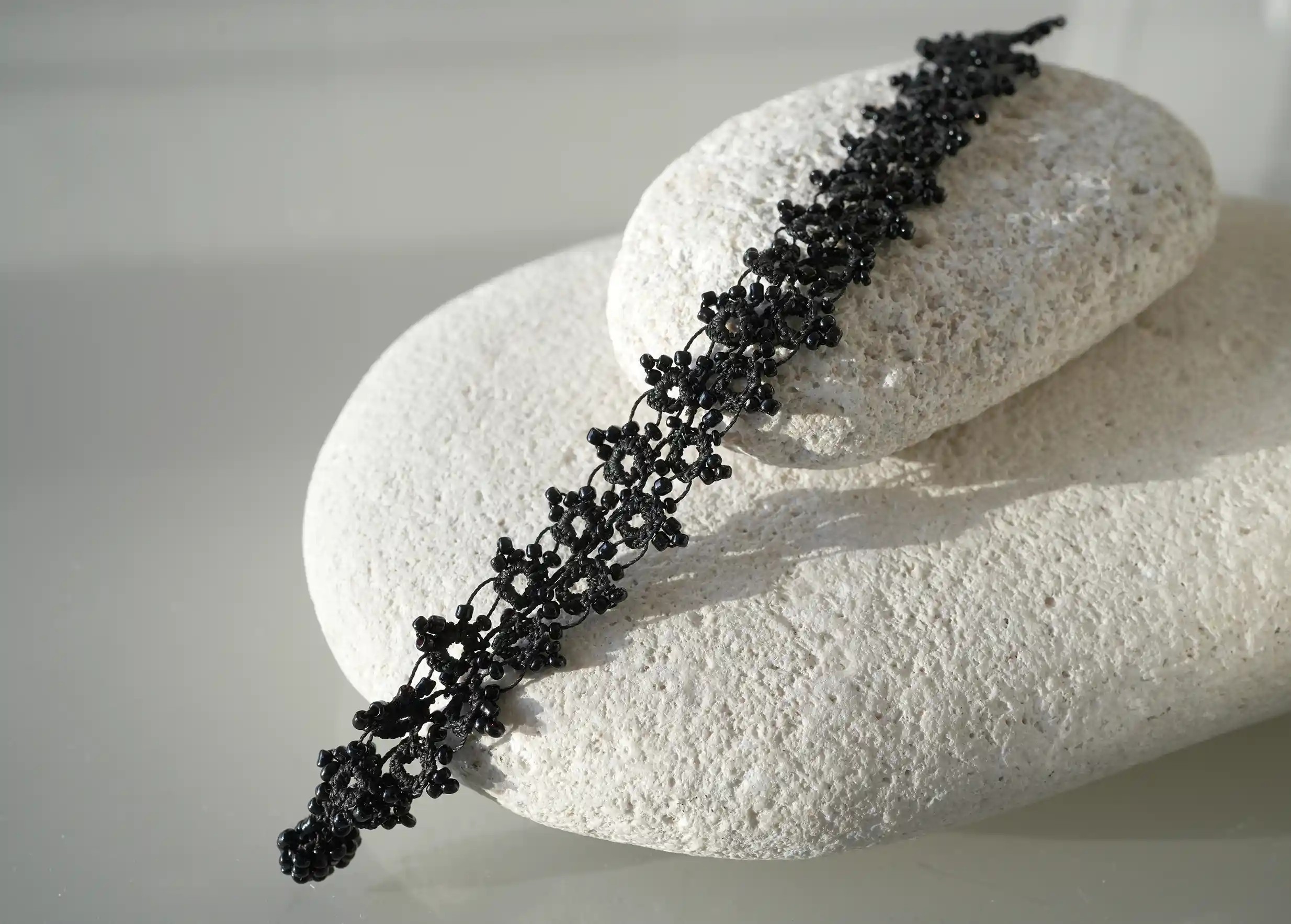 Bracelet textile en dentelle fait main,  Husnu, collection OYA, coloris noir