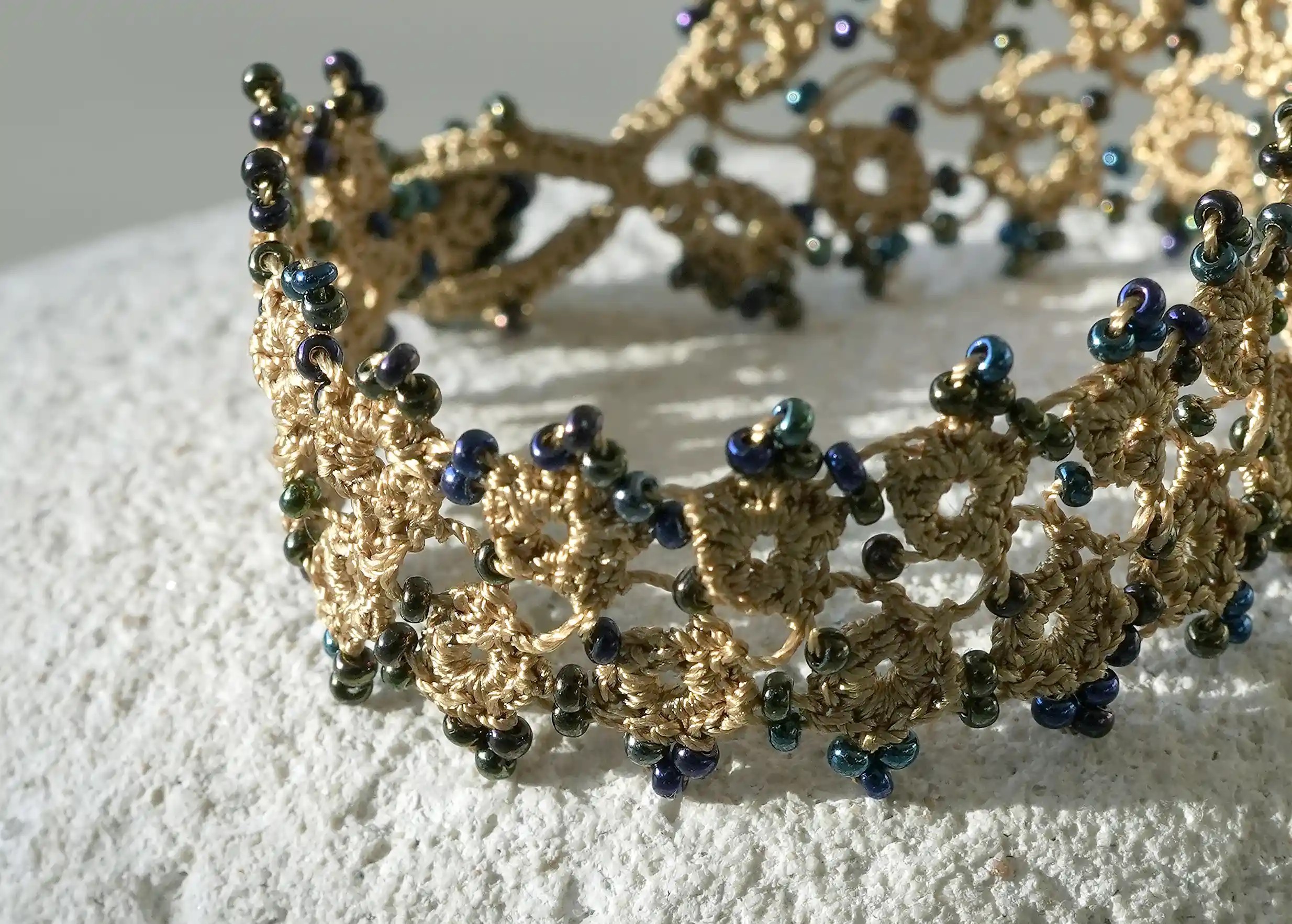 Zoom sur le bracelet textile en dentelle fait main,  Husnu, collection OYA, coloris vert lichen