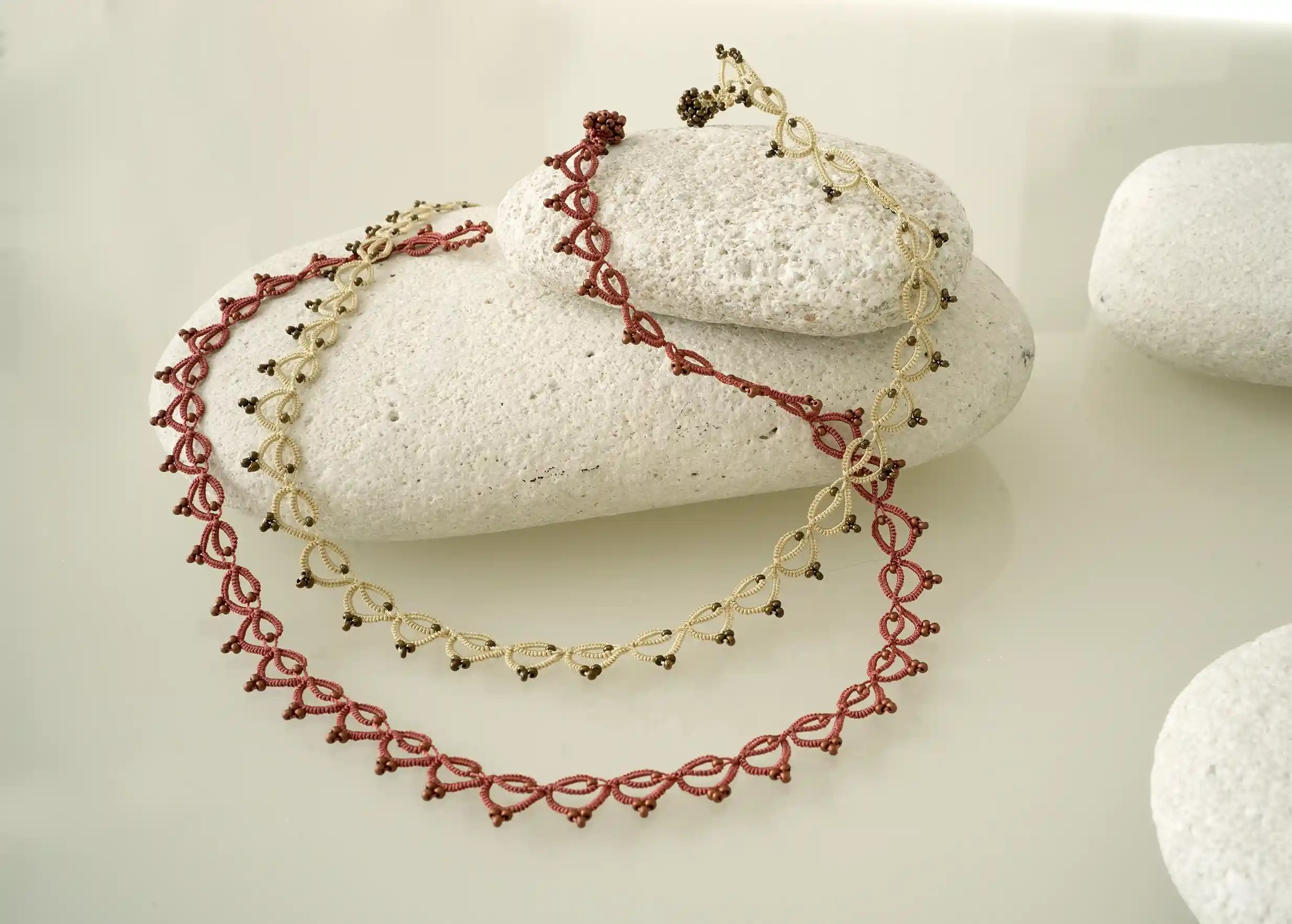 Duo de colliers tour de cou fait main en fil et perles, Lotus Chain
