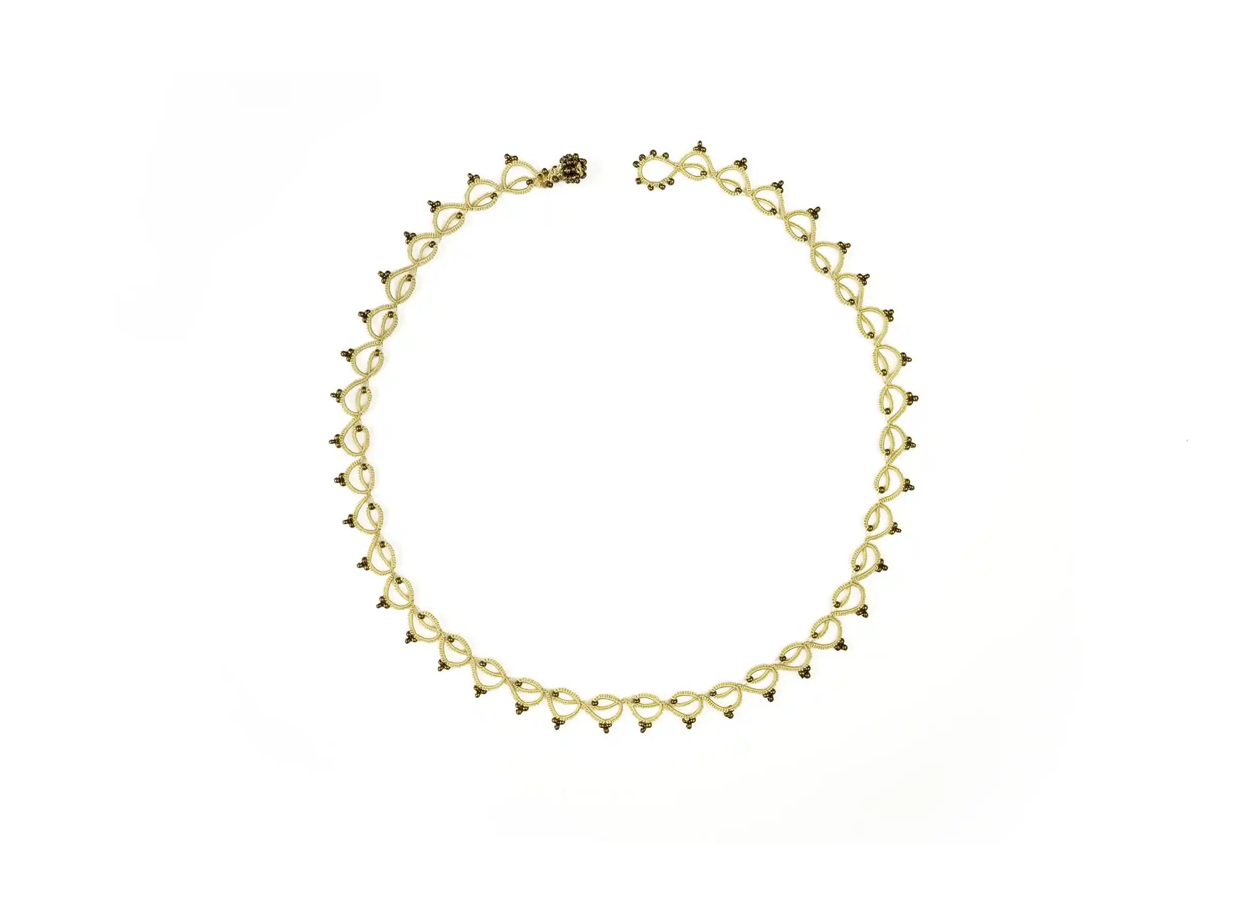 Collier tour de cou fait main en fil et perles, Lotus Chain, photo prise sur fond blanc
