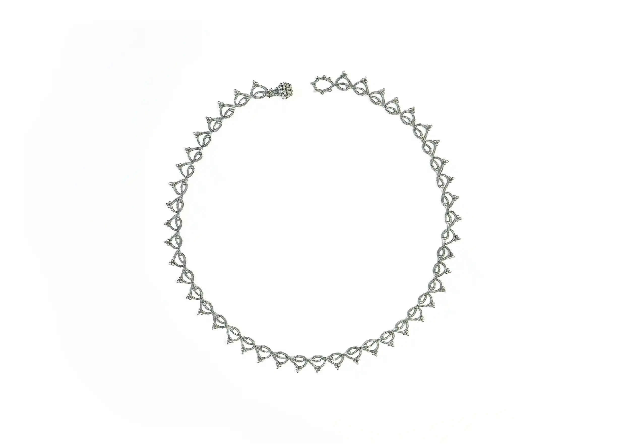 Collier tour de cou fait main en fil et perles, Lotus Chain coloris bleu glacier et argent, photo prise sur fond blanc