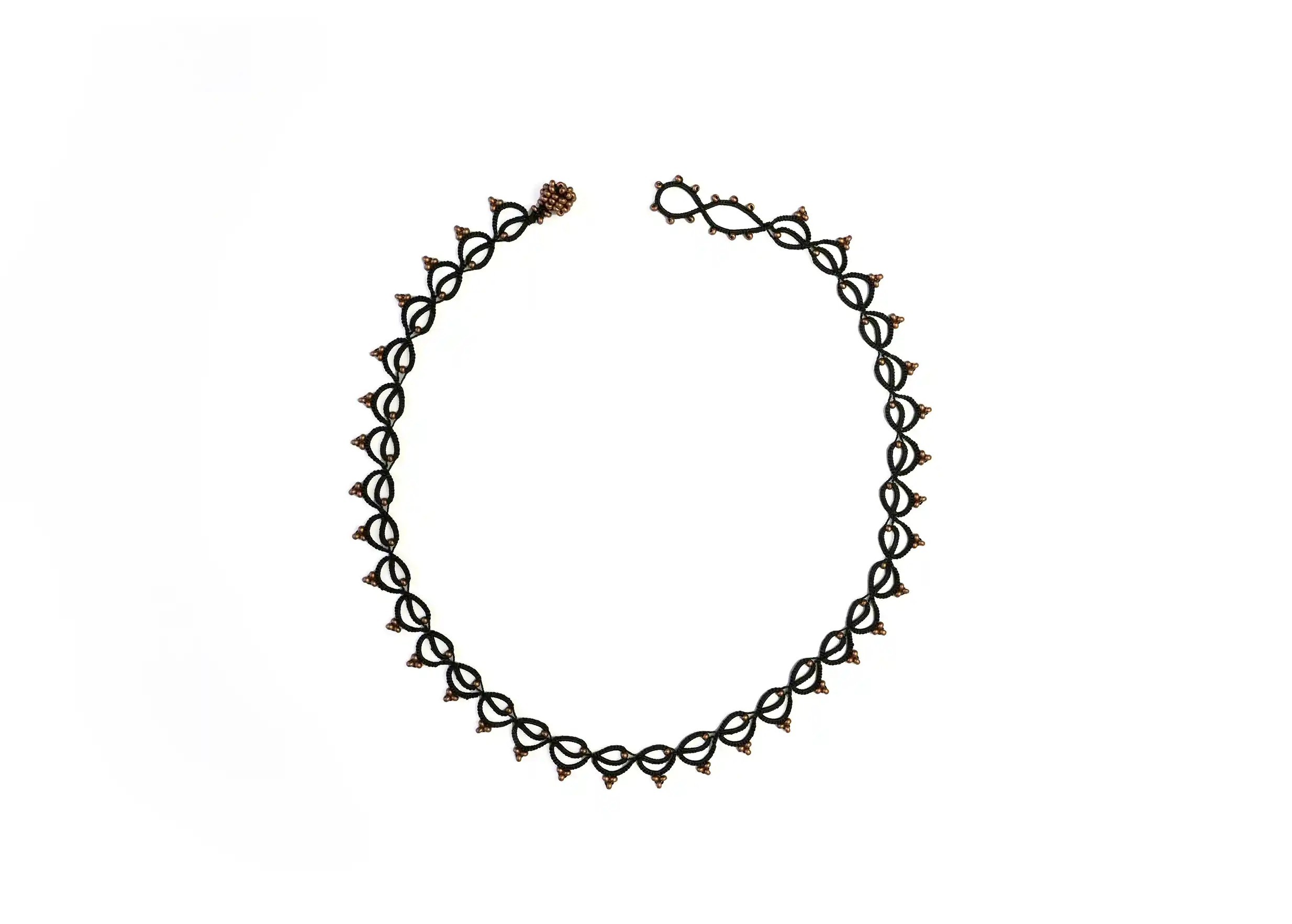 Collier tour de cou fait main en fil et perles, Lotus Chain coloris noir, photo prise sur fond blanc