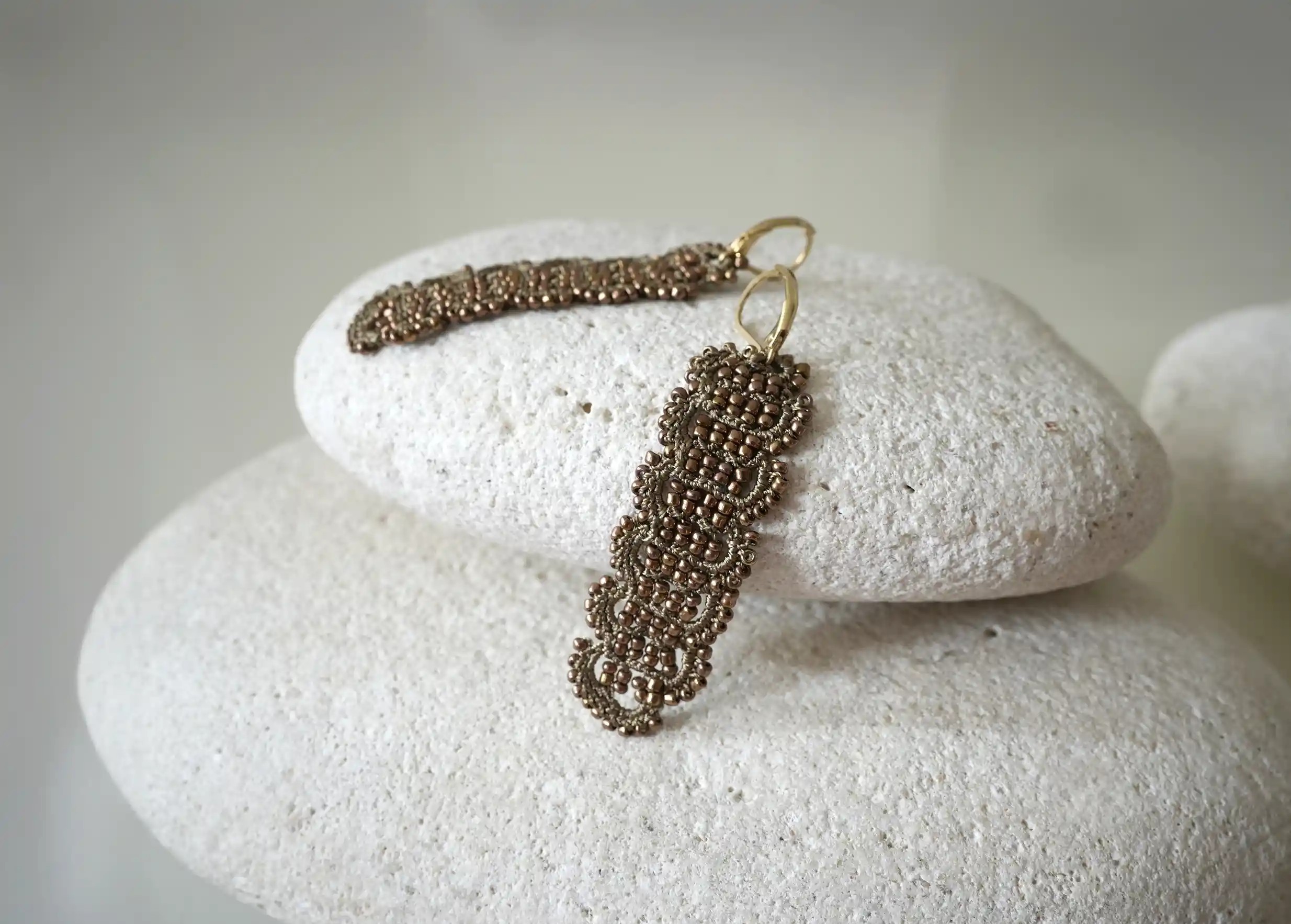 Boucles d'oreilles de créateur et fil et perles métalliques, modèle Bark, coloris bronze et cuivre foncé