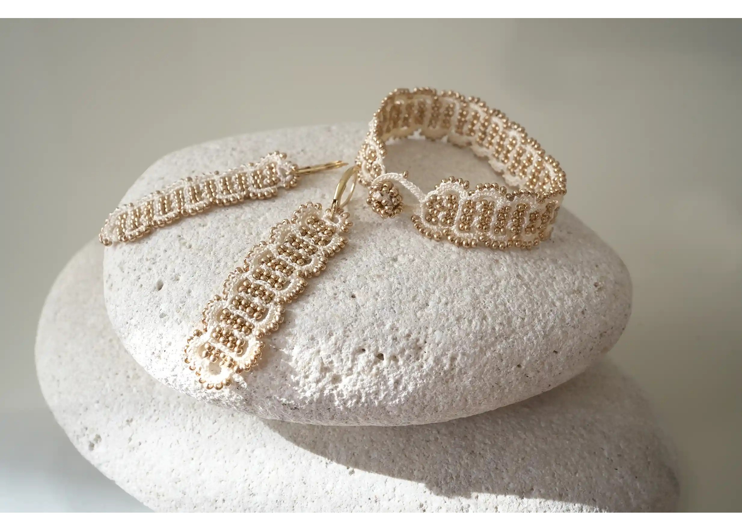 Earrings and bracelet made of wire and metallic beads, Bark model, ivory and shiny gold colours