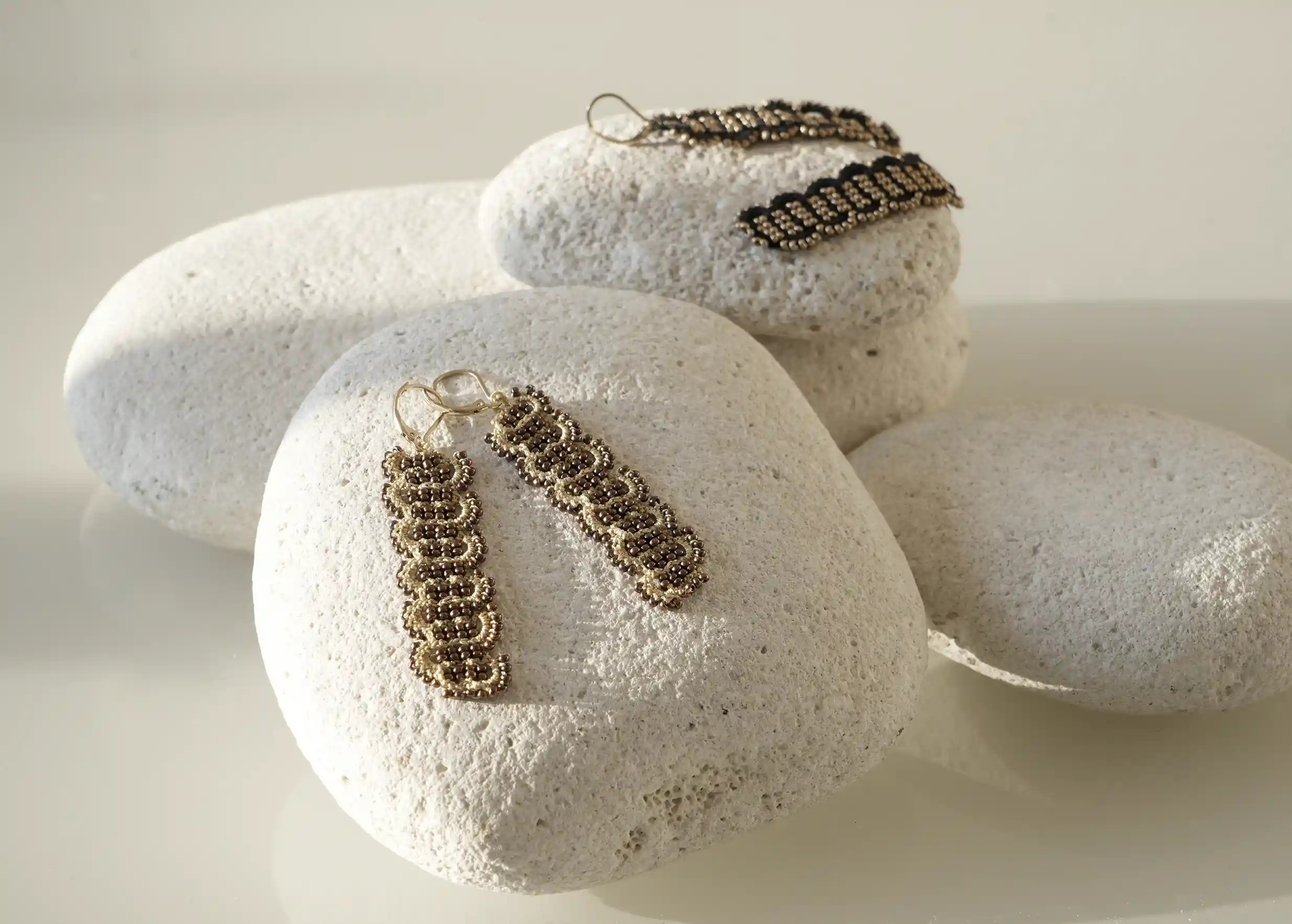Paires de boucles d'oreilles de créateur et fil et perles métalliques, modèle Bark, or et cuivre foncé