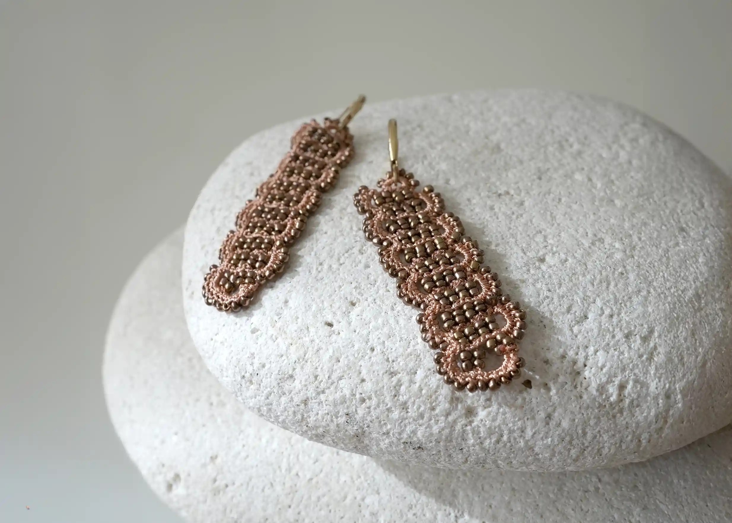 Boucles d'oreilles de créateur et fil et perles métalliques, modèle Bark, coloris terracotta et cuivre