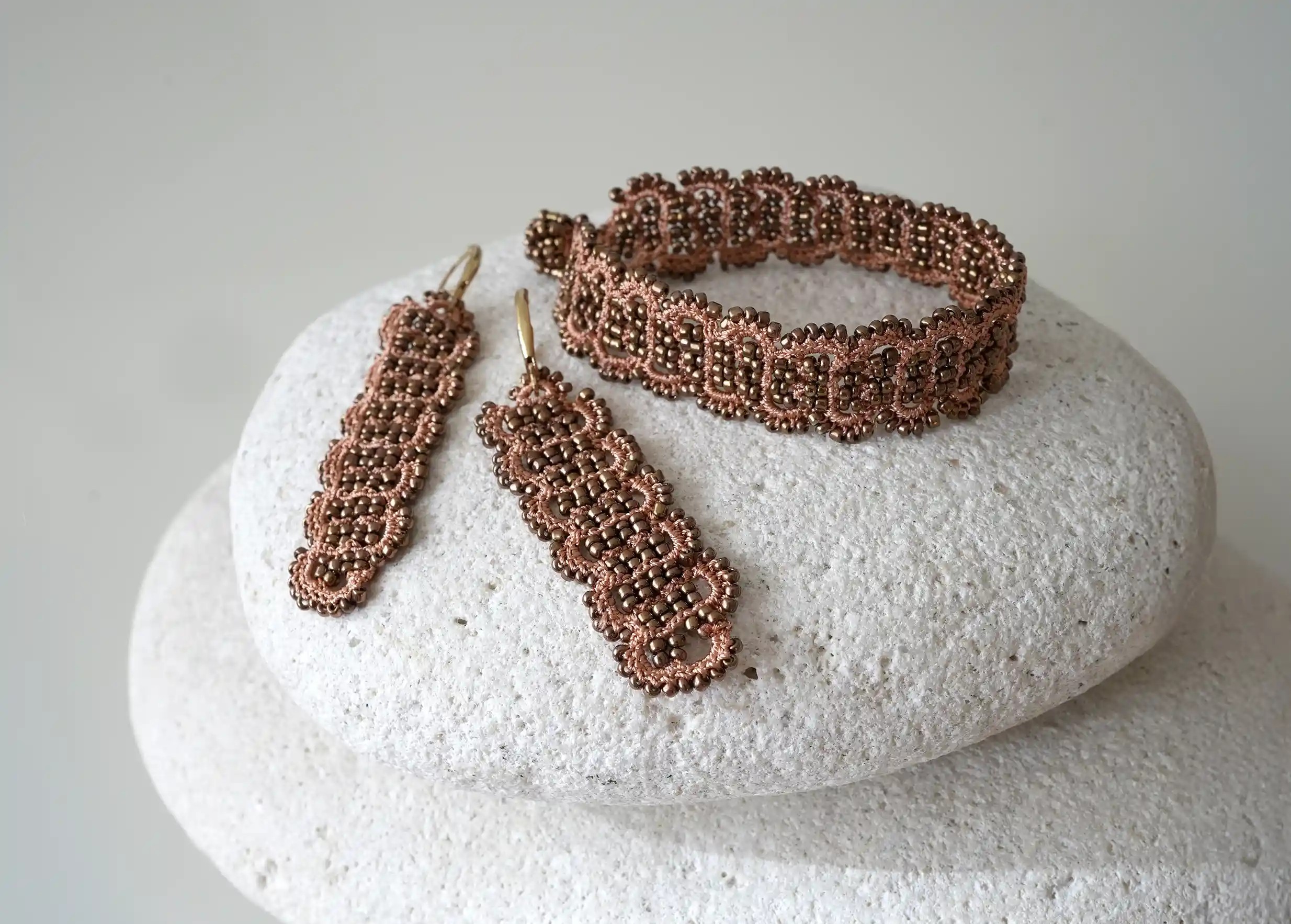 Earrings and bracelet made of wire and metal beads, Bark model, terracotta and copper colours