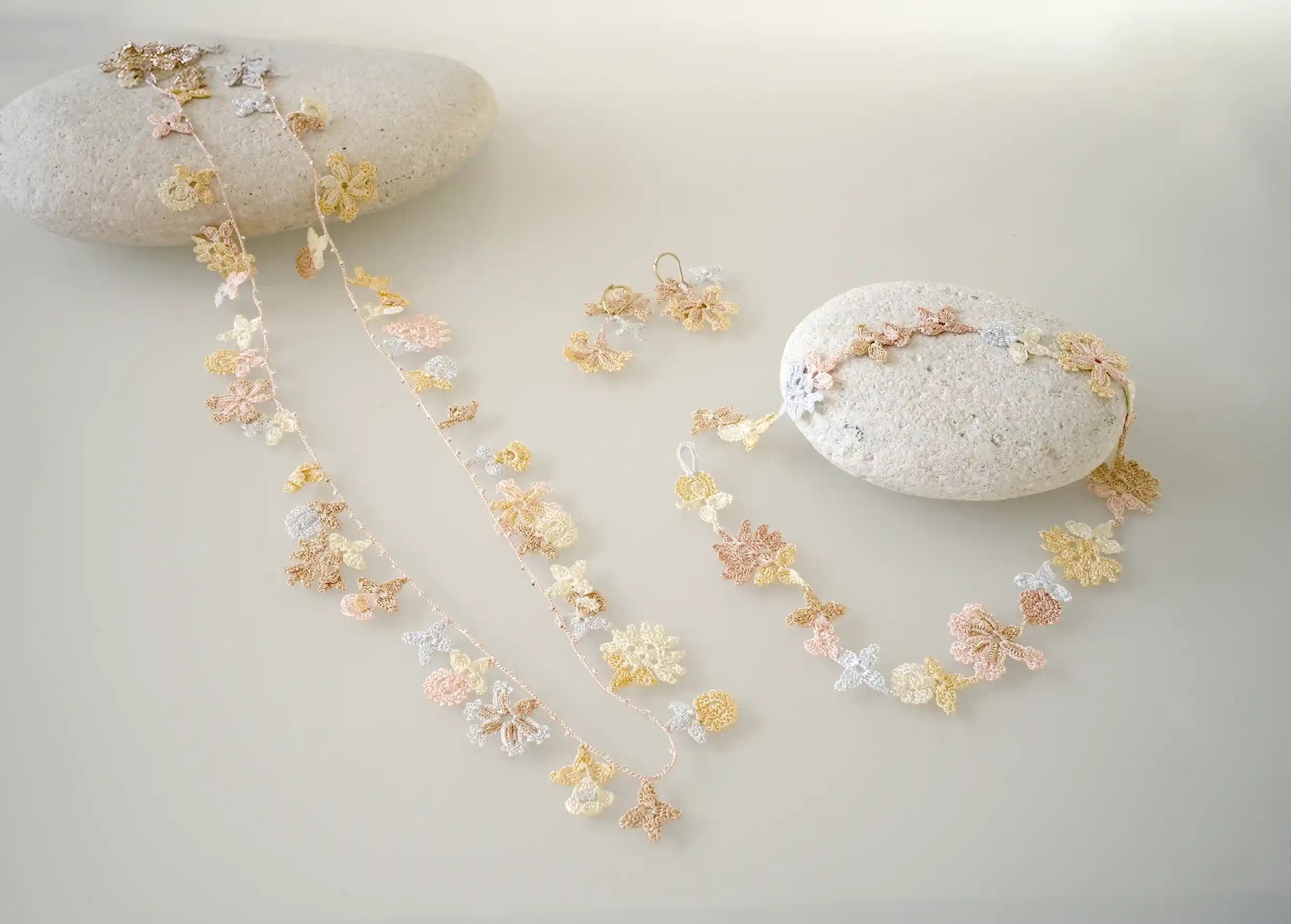 Boucles d'oreilles et collier en dentelle de fil et de perles, modèle Bloom, coloris nacre