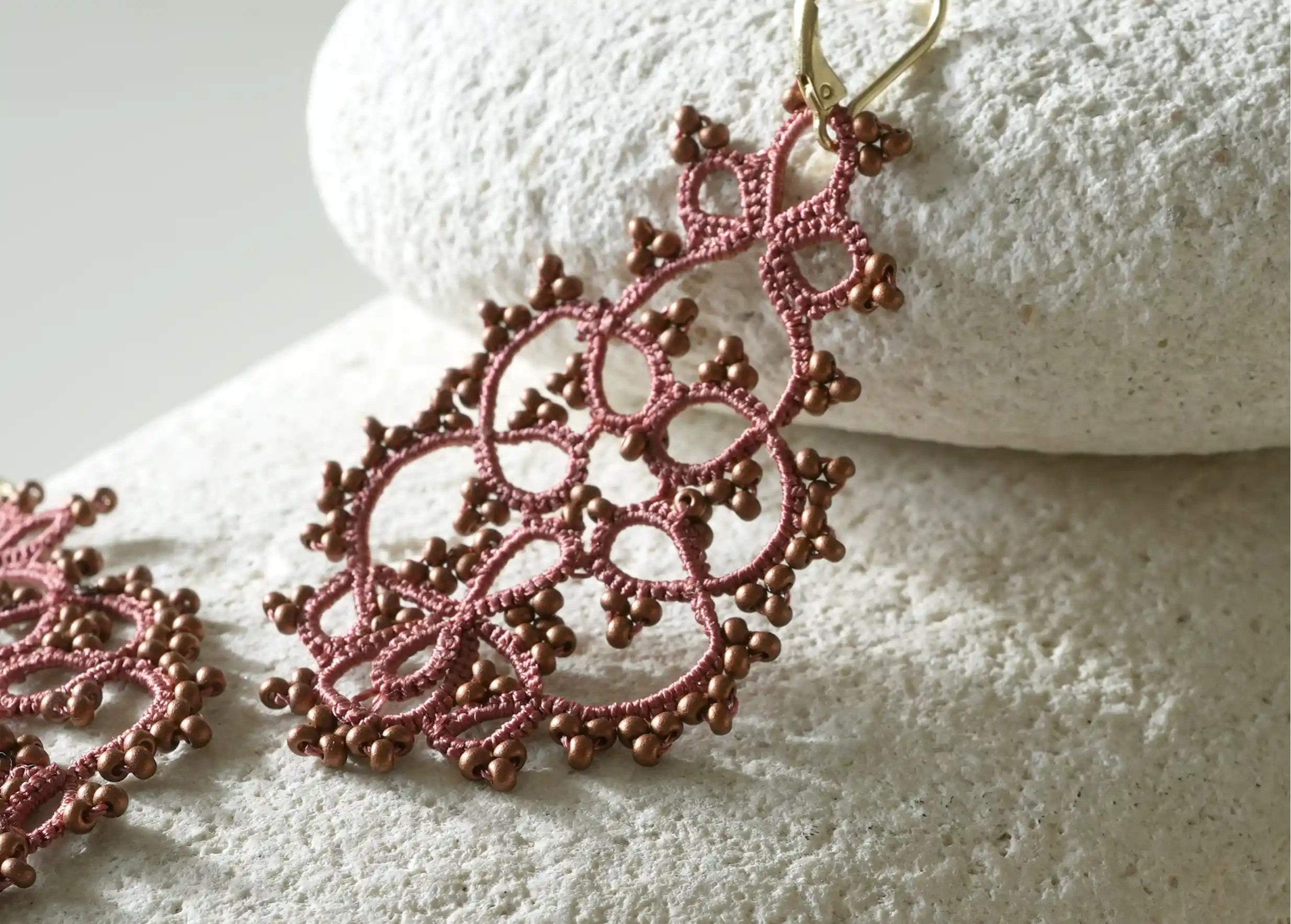 Zoom sur les détails des boucles d'oreilles en dentelle, fait main, modèle Tree, coloris cuivre mat