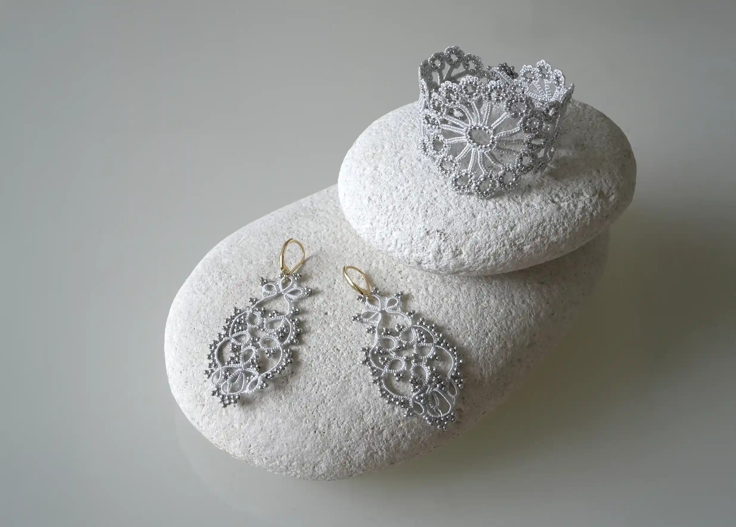 Zoom sur les détails des boucles d'oreilles en dentelle, fait main, modèle Tree, coloris gris argent
