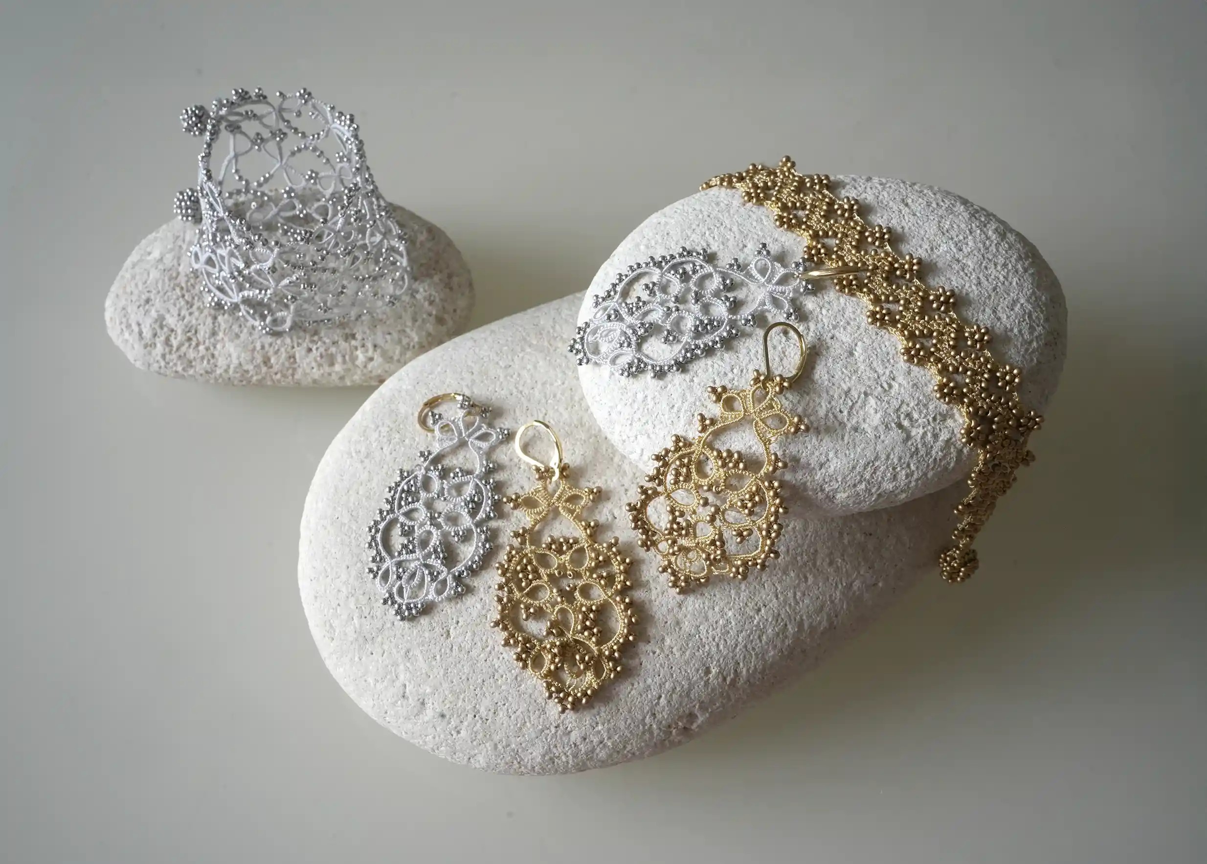 Handmade lace jewellery set, TREE model by Karawan, silver grey colour